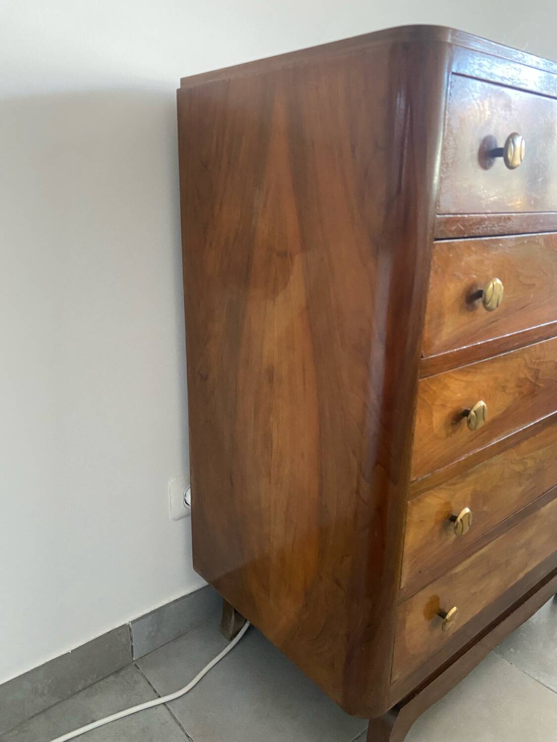 Art Deco walnut chest of drawers with 5 drawers