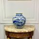 Vase chinois en porcelaine bleu blanc décoré de fleurs de lotus