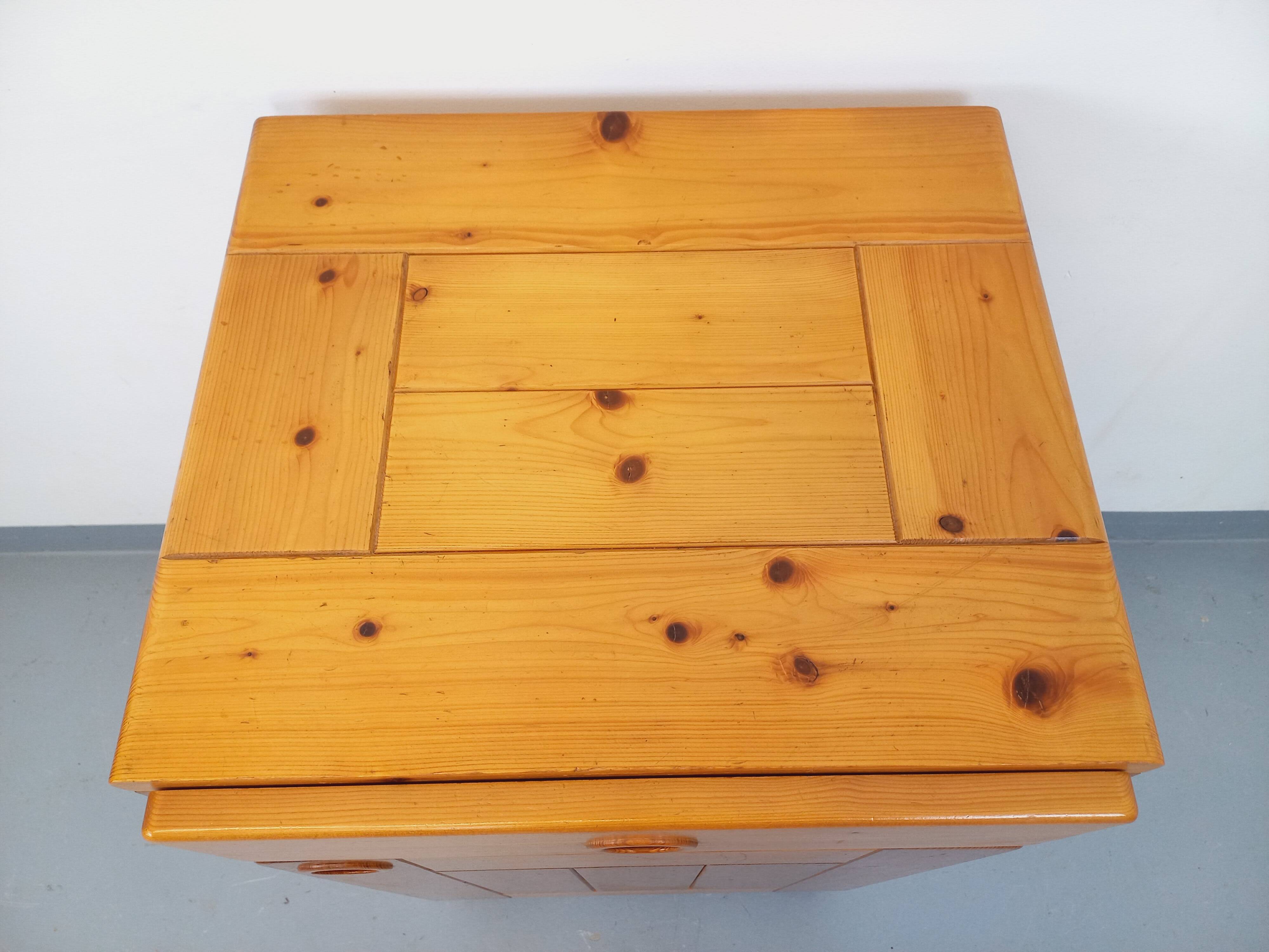 Meuble de rangement sélectionné par Charlotte Perriand Les Arcs vintage en pin des années 60 70