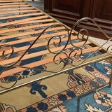 Lit une personne de style romantique en laiton avec table de chevet