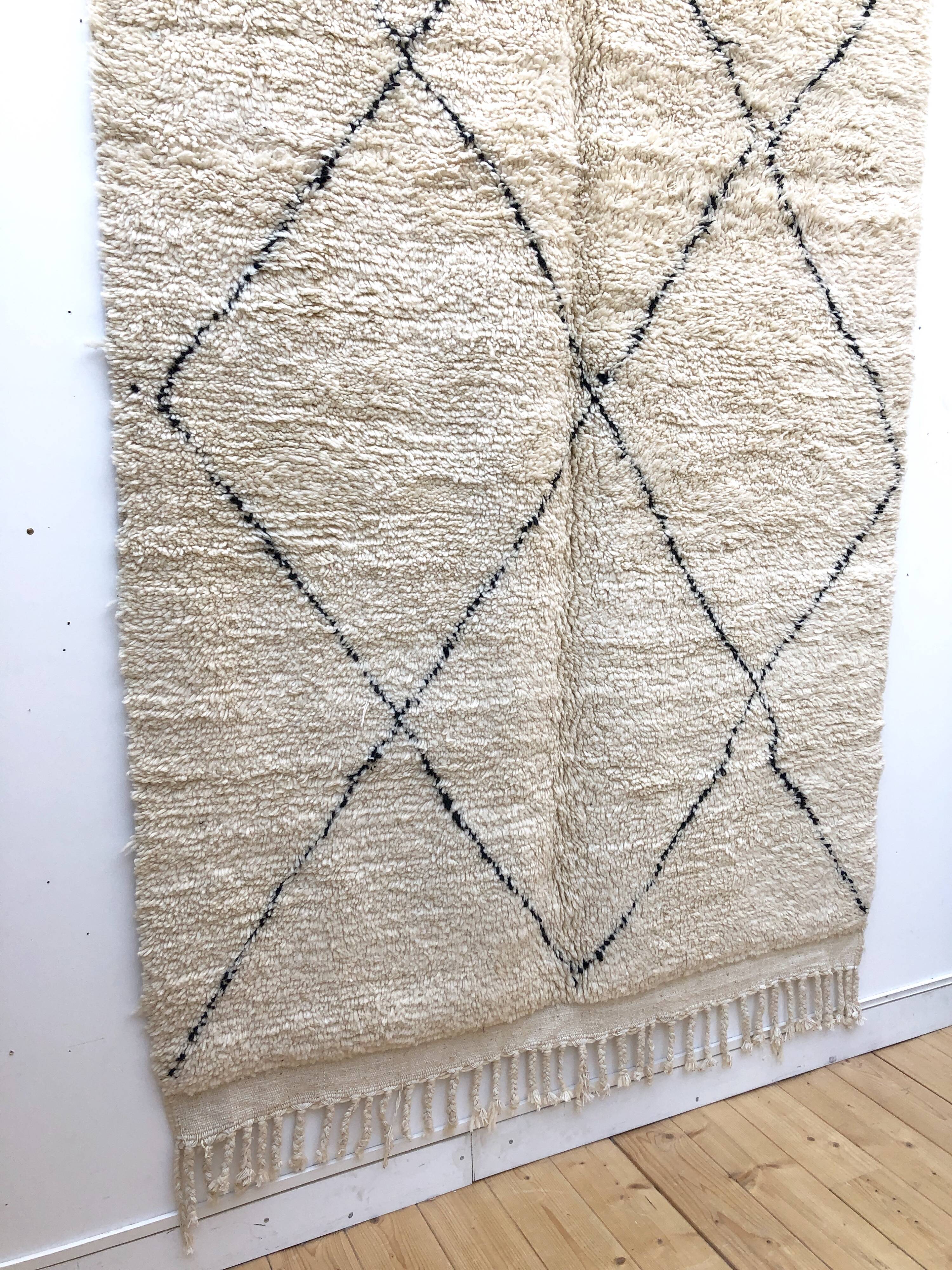 Moroccan Berber carpet Beni Ouarain with black diamonds 2,38x1.54m