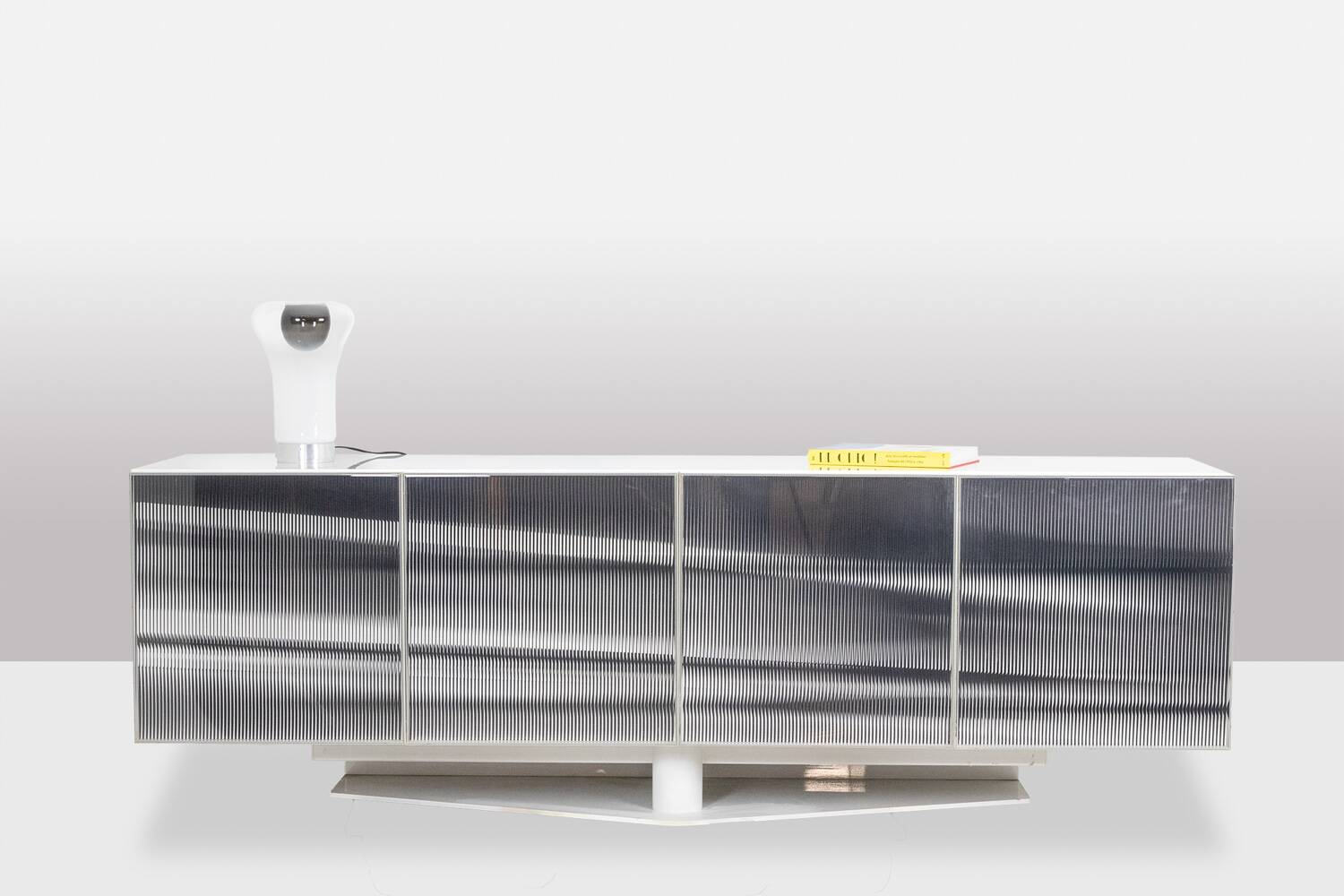 Roche Bobois. Enfilade « cinétique » noire et blanche. Années 1990.