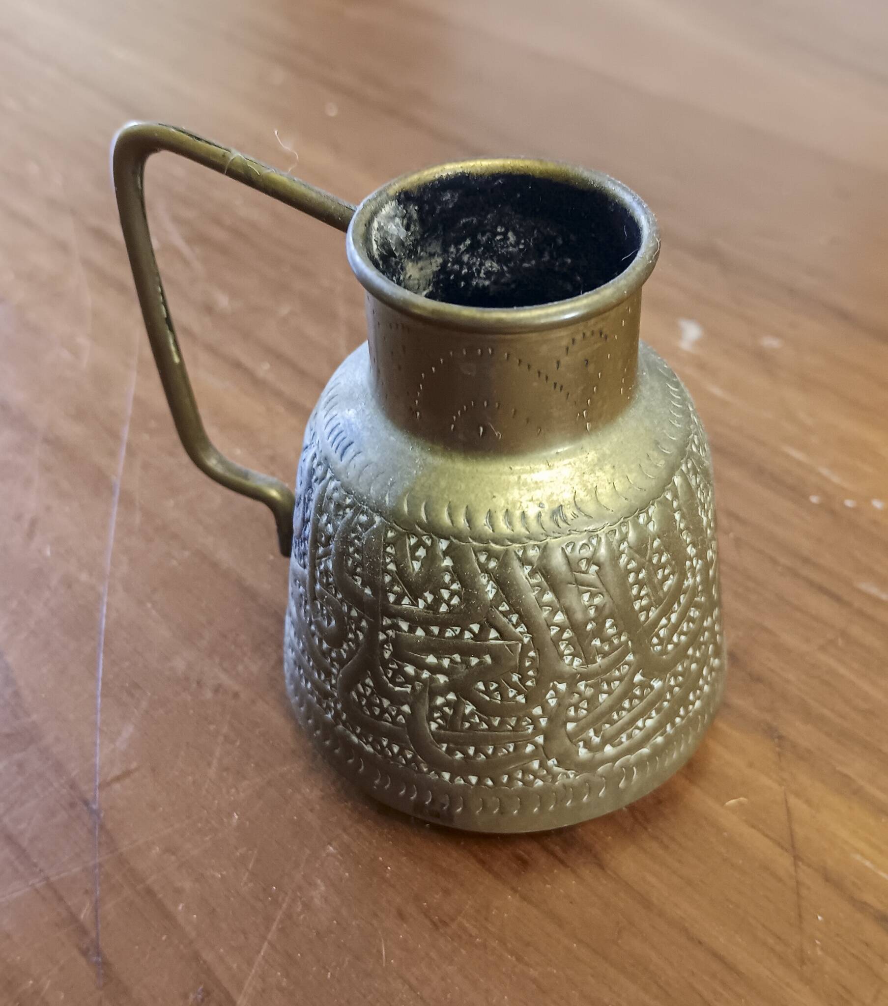 Little oriental pitcher in engraved brass, handcrafted. rare, 19th century period.