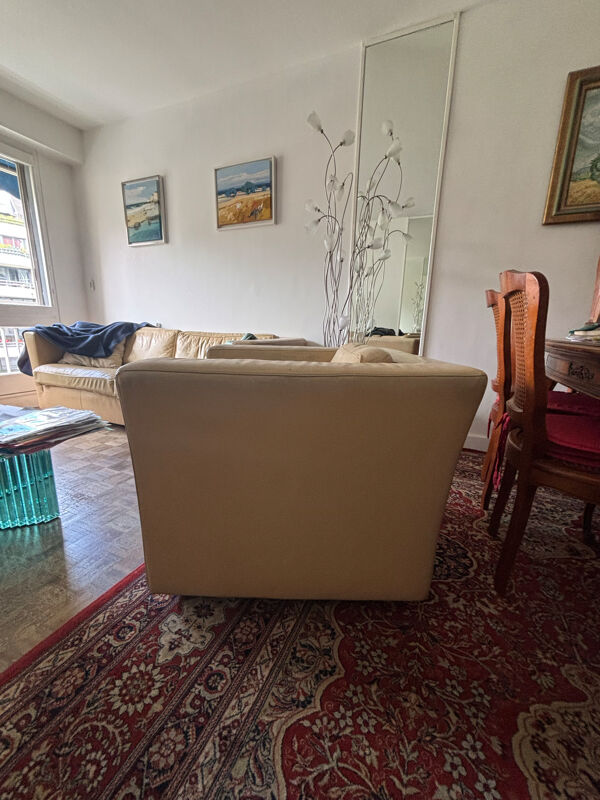 Fauteuil De Sede modèle “Lotus” dessiné par Andrée Putman, en cuir bei