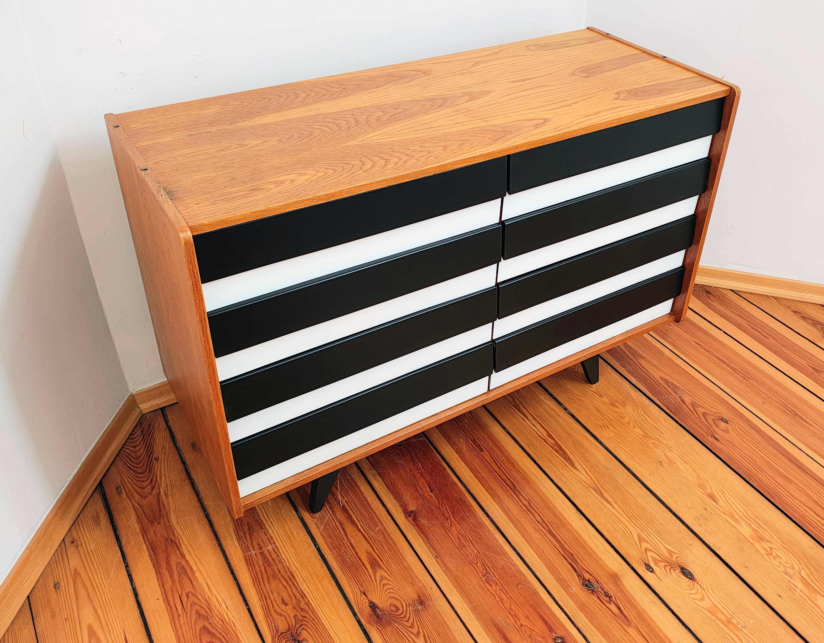 Commode tchécoslovaque par Jiří Jiroutek pour Cesky Nabytek, années 1960.