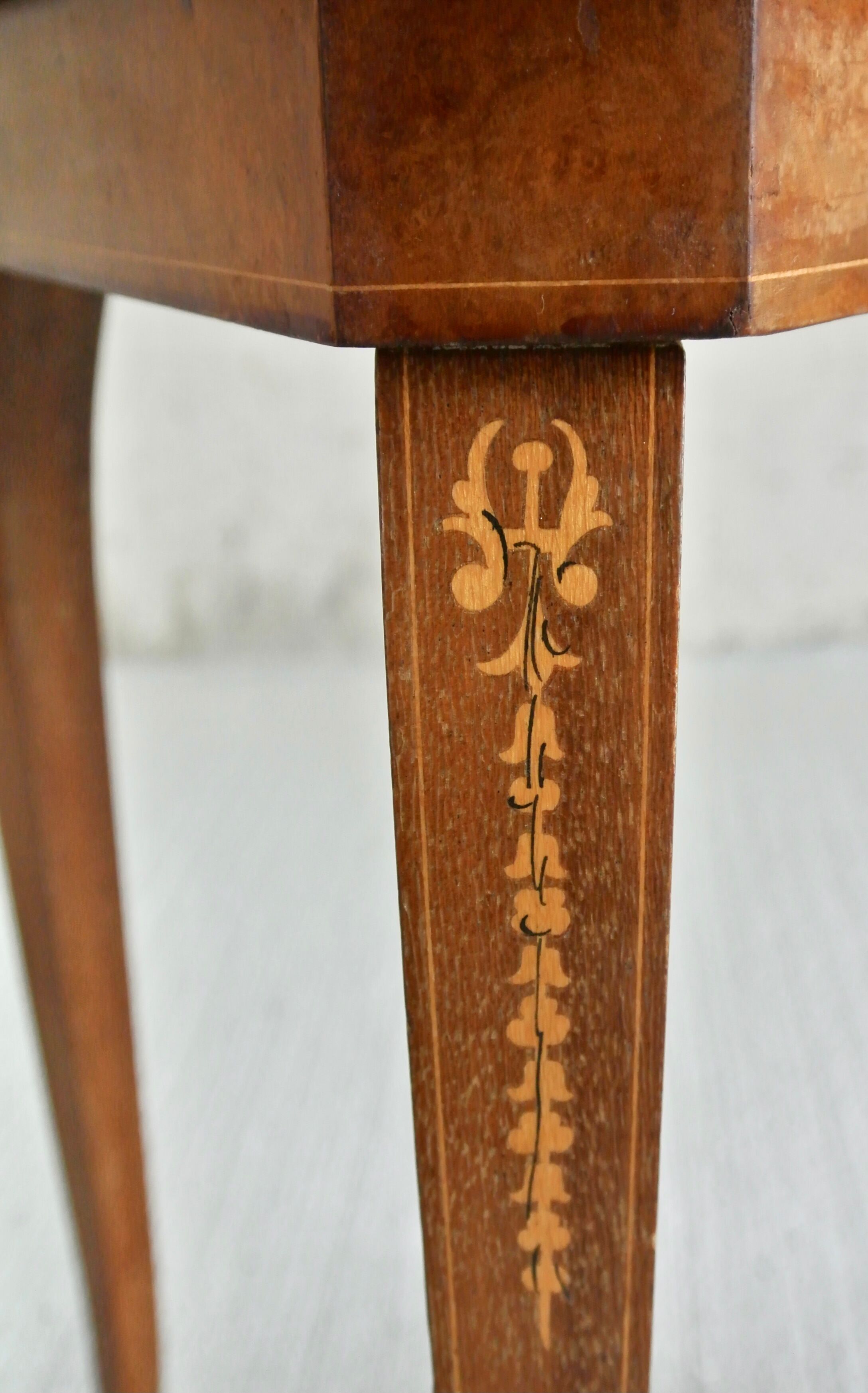 Musical coffee table of triangular shape, fruit wood, tray and feet with marquetry décor