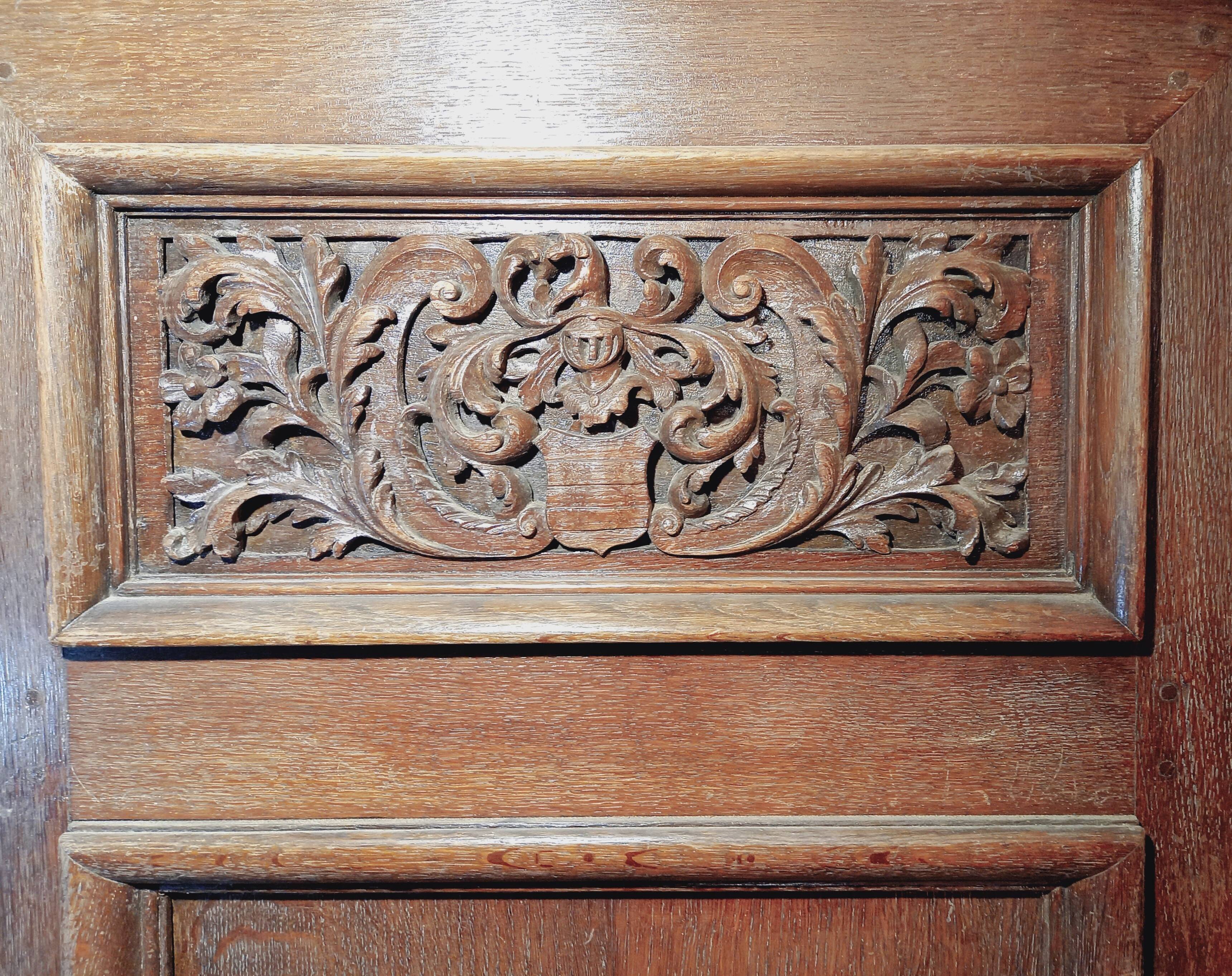 Grande garde-robe en chêne début 18e s.