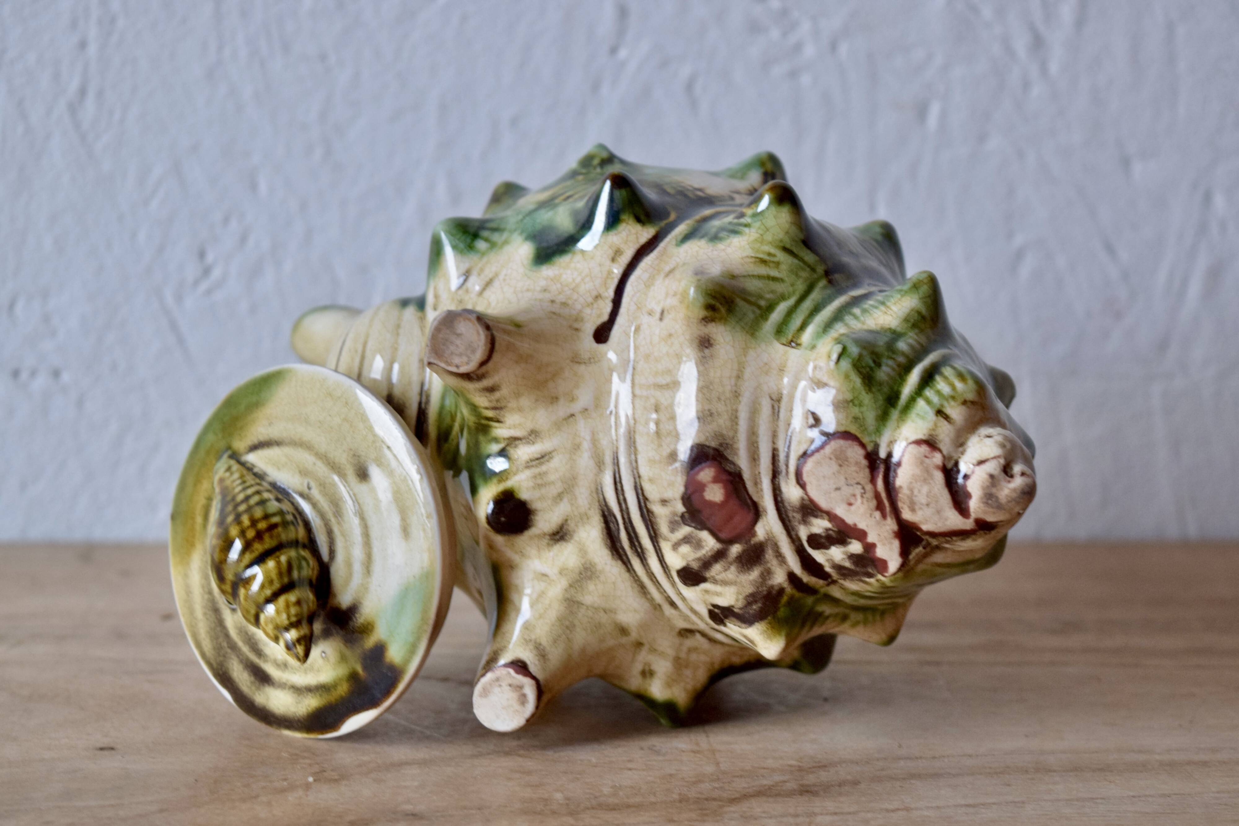Vintage tea service in glazed ceramic - shape of conchs or shells