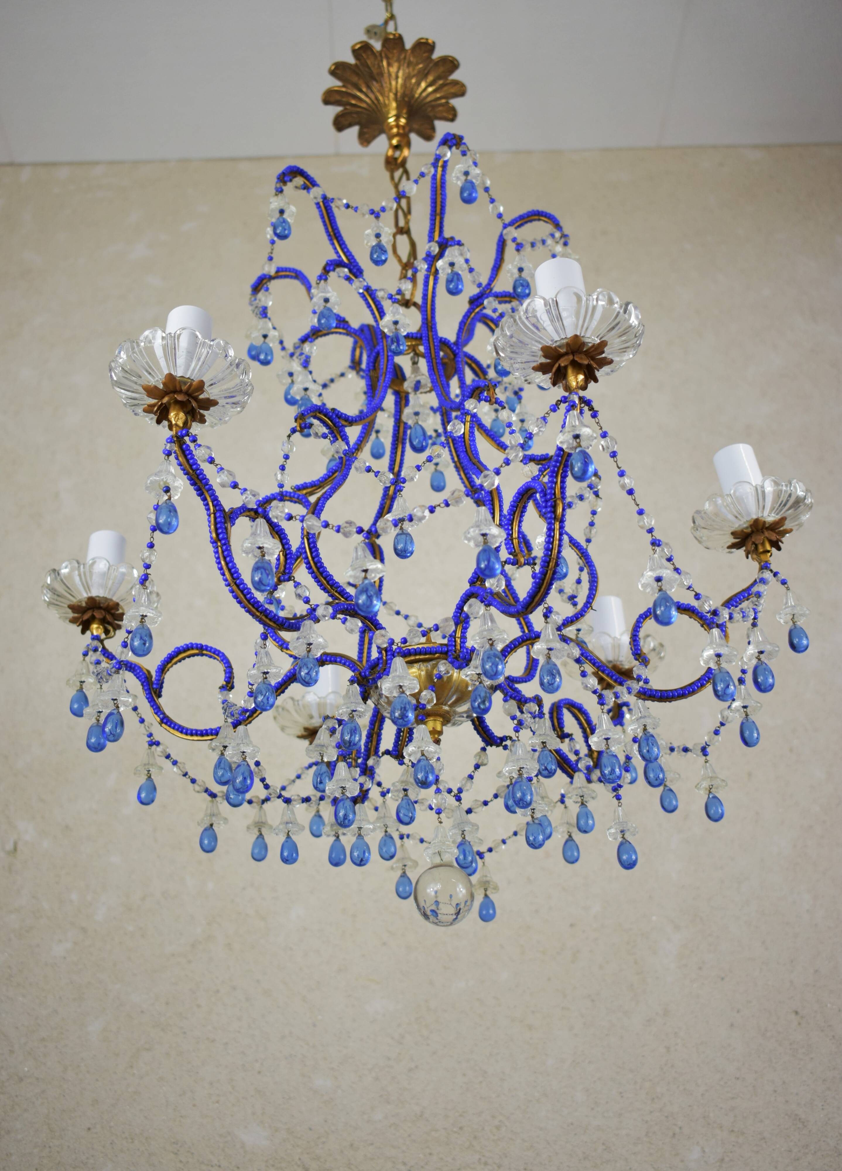 lustre bleu, fait de perles.