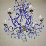 lustre bleu, fait de perles.