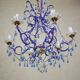 lustre bleu, fait de perles.