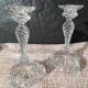 Duo de bougeoirs en verre finement travaillés