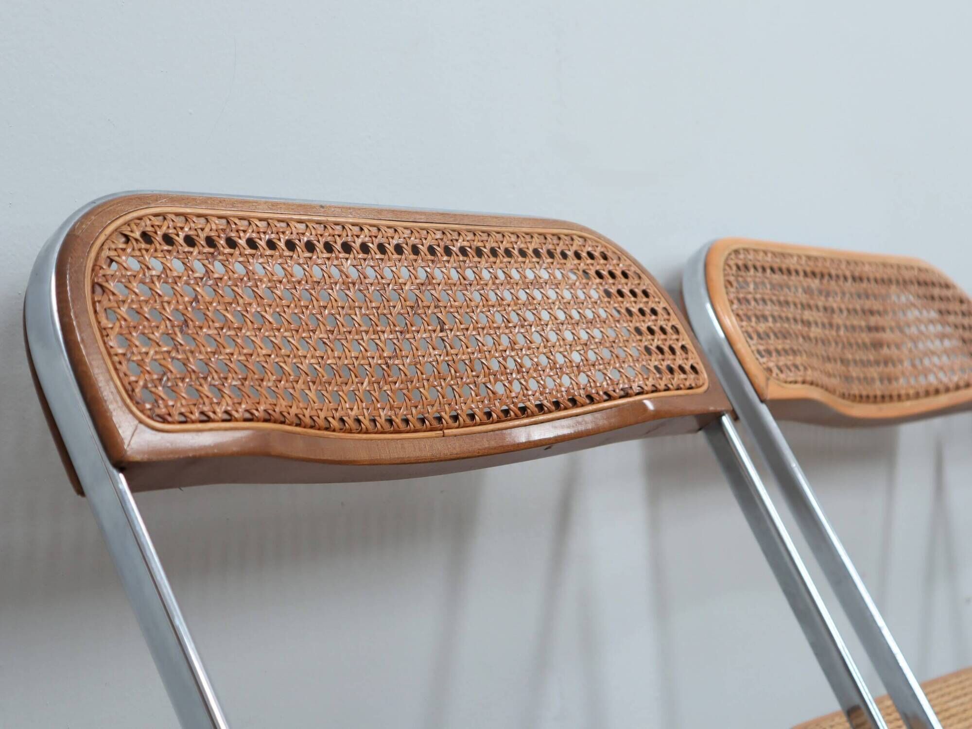 Set de 4 chaises Plia en bois et paille de Vienne par Castelli des années 1970.