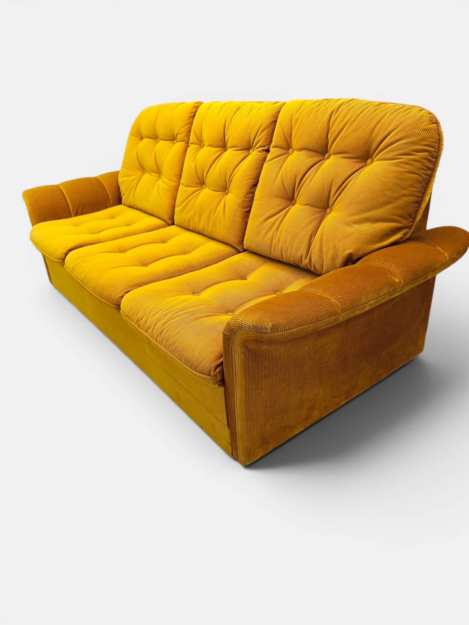 Three-seater convertible vintage canapé in golden corduroy – 1970s