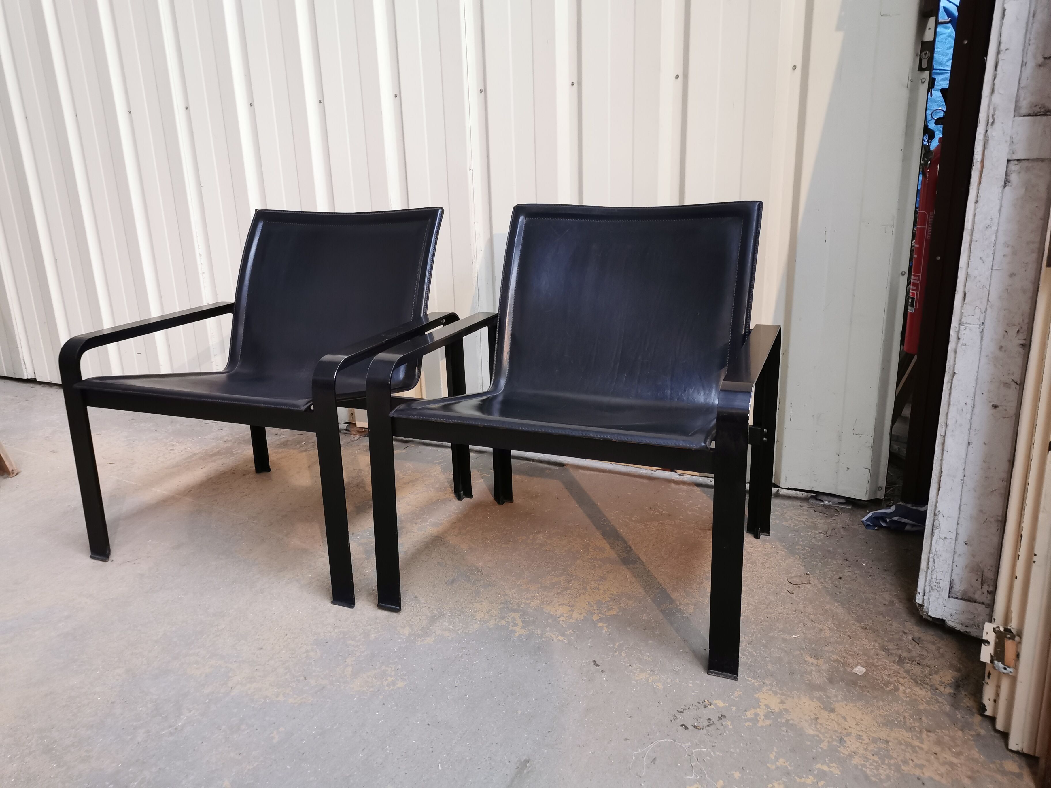 Paire de fauteuil métal et cuir par Mattéo Grassi