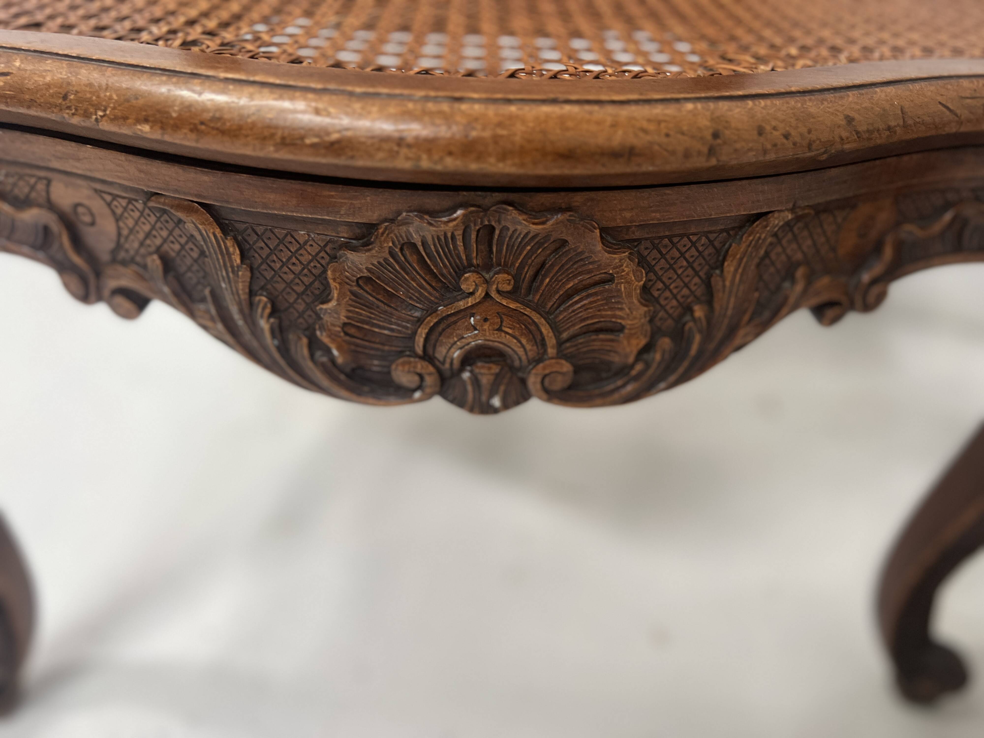 Paire de fauteuils de style Régence en bois naturel XIX siècle