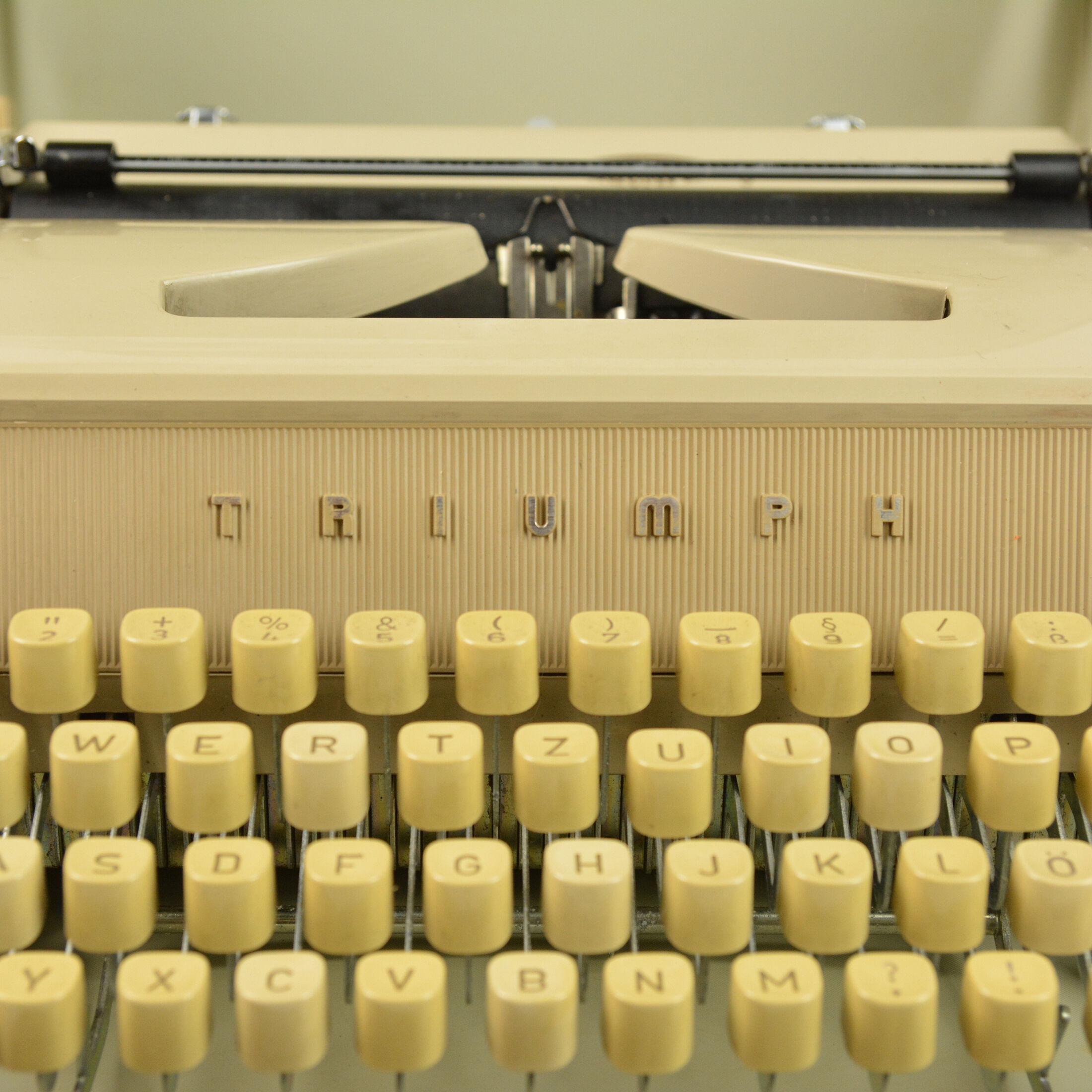 1964 modern suitcase typewriter, Triumph Gabrielle 1, Germany