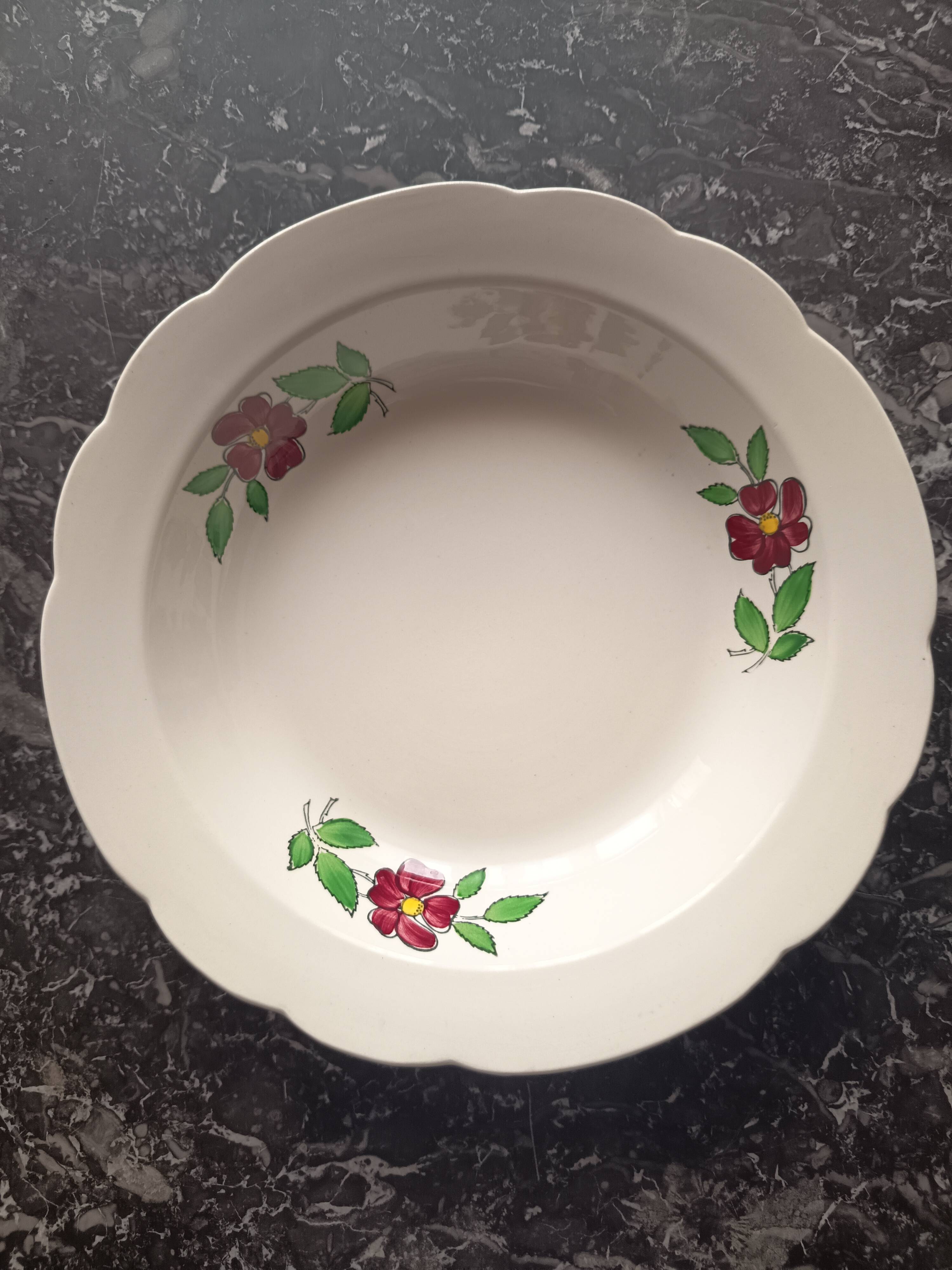 Shallow presentation dish porcelain from Gien