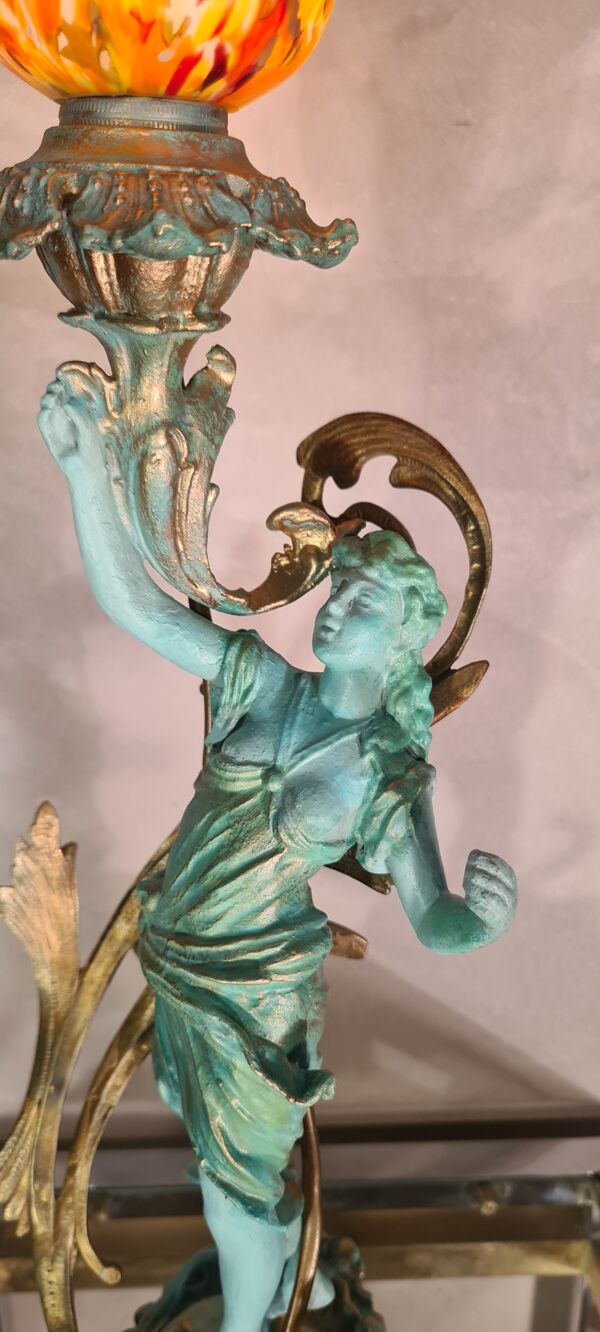 Ancienne   lampe  en regule  patiné  vert et bronze avec jolie tulipe multi couleurs en opaline