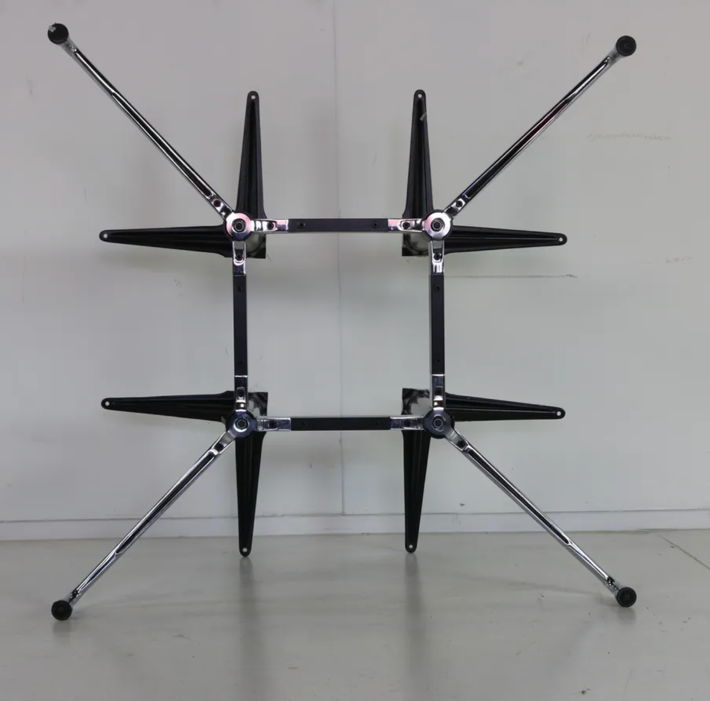 Table ronde segemented de Charles & Ray Eames