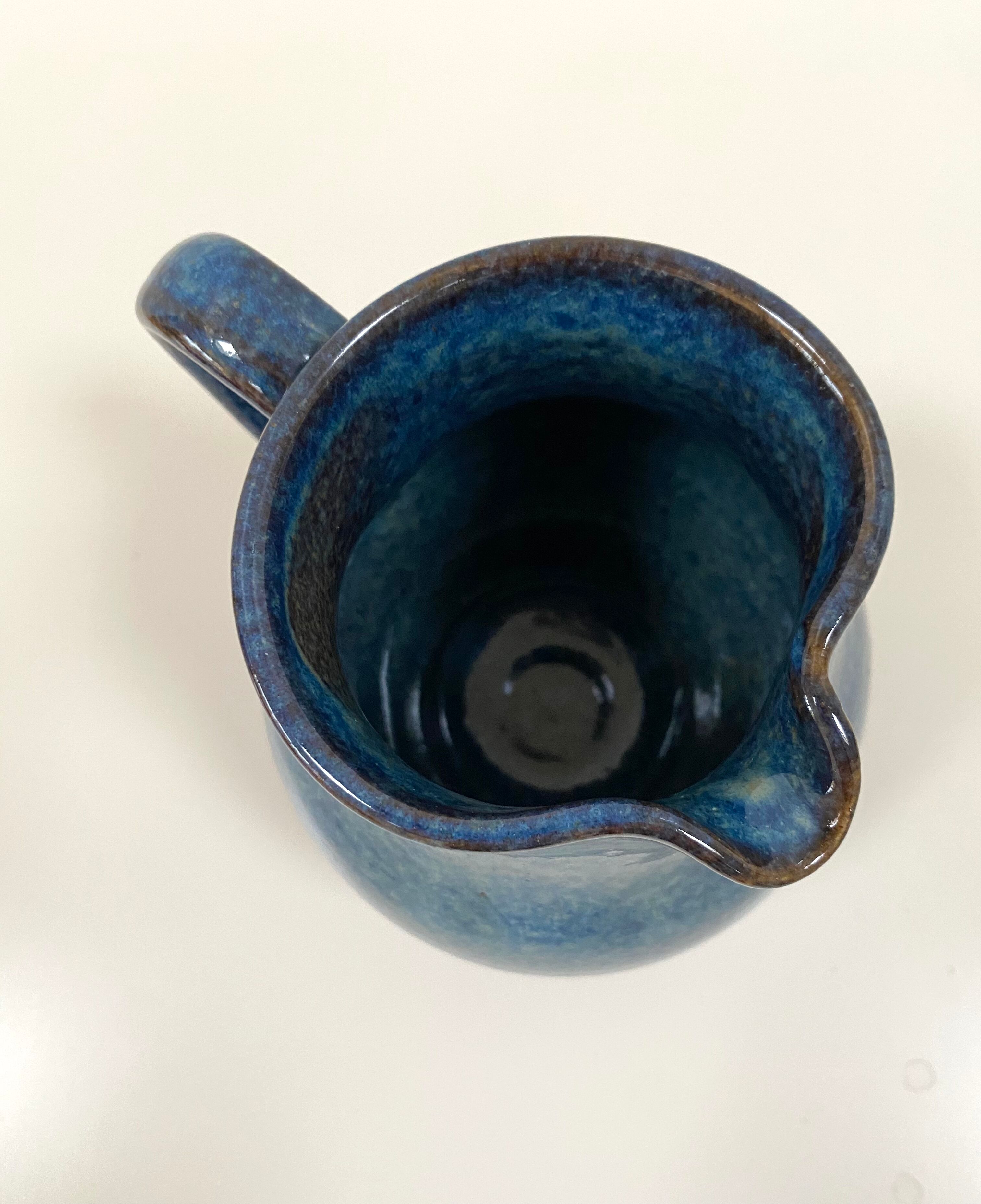 Pichet vase en grès bleu des Manufactures Normand