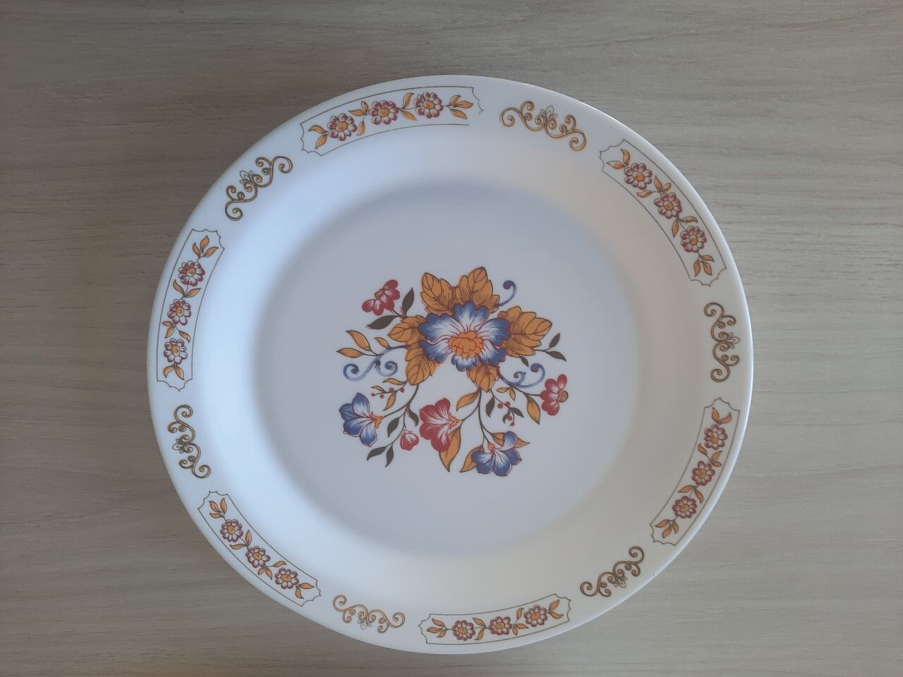 Set of 2 vintage dishes