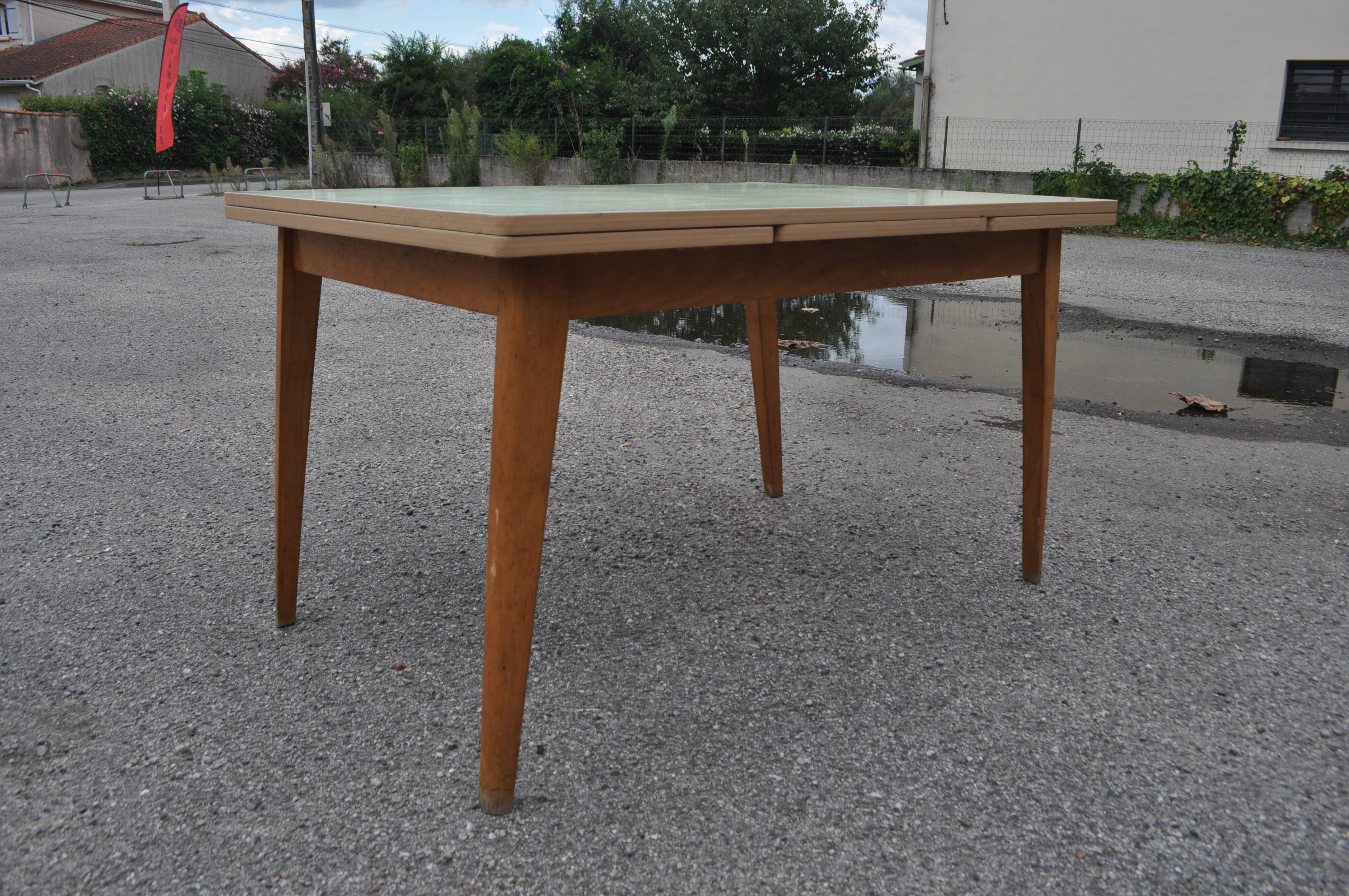 Table en formica jaune