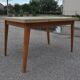 Table en formica jaune