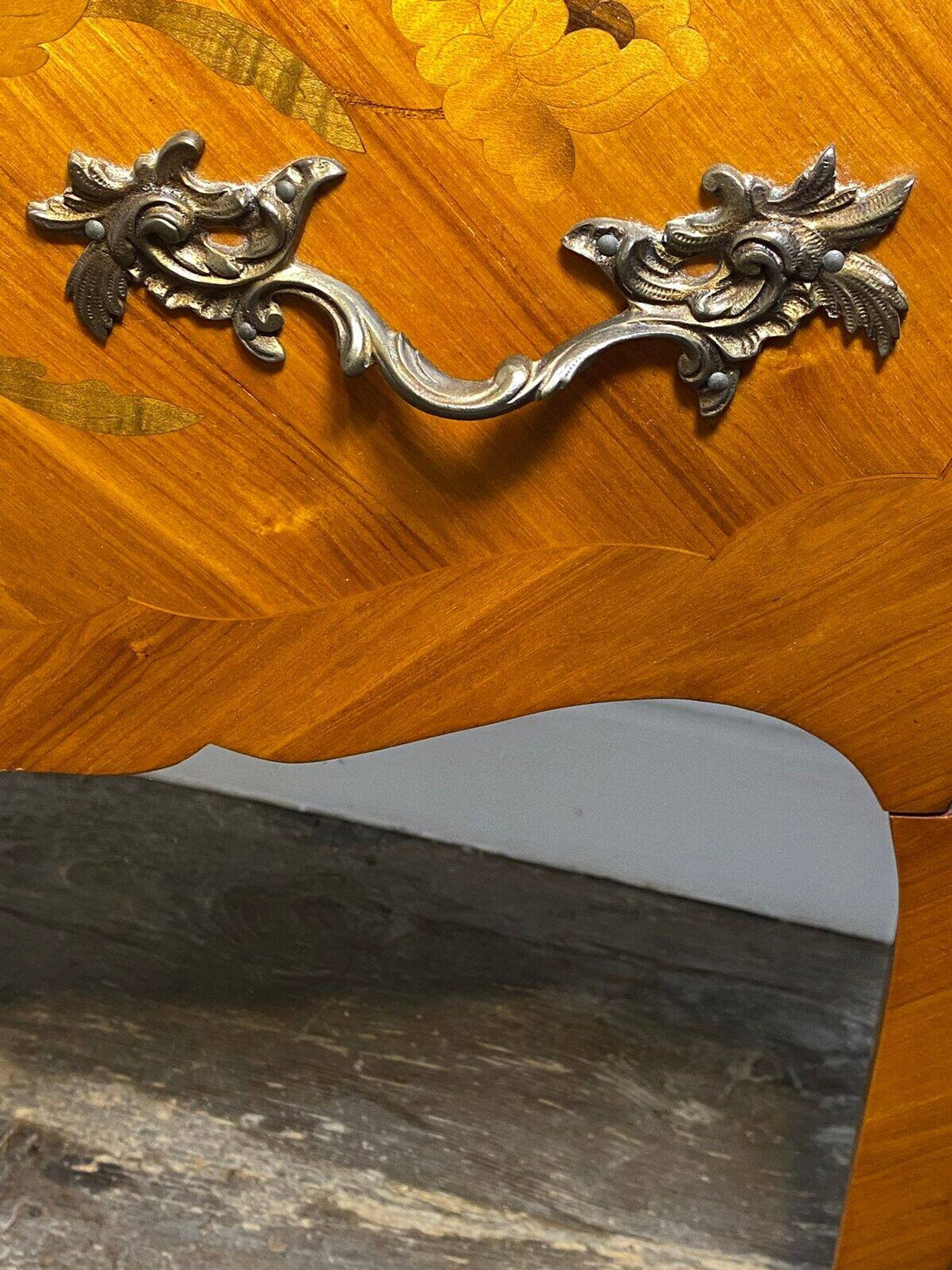 Commode Louis XV galbée, dessus de marbre, bronzes et marqueterie