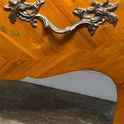 Commode Louis XV galbée, dessus de marbre, bronzes et marqueterie