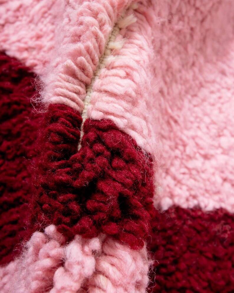 Off-white Moroccan rug with geometric patterns, 250cm x 200cm