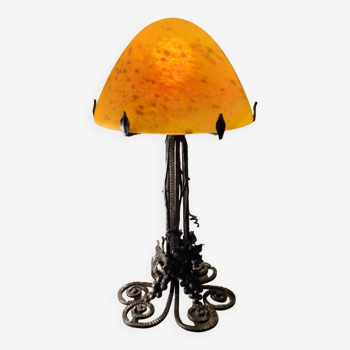 Lampe en fer forgé martelé et pâte de verre décor raisin, 1920