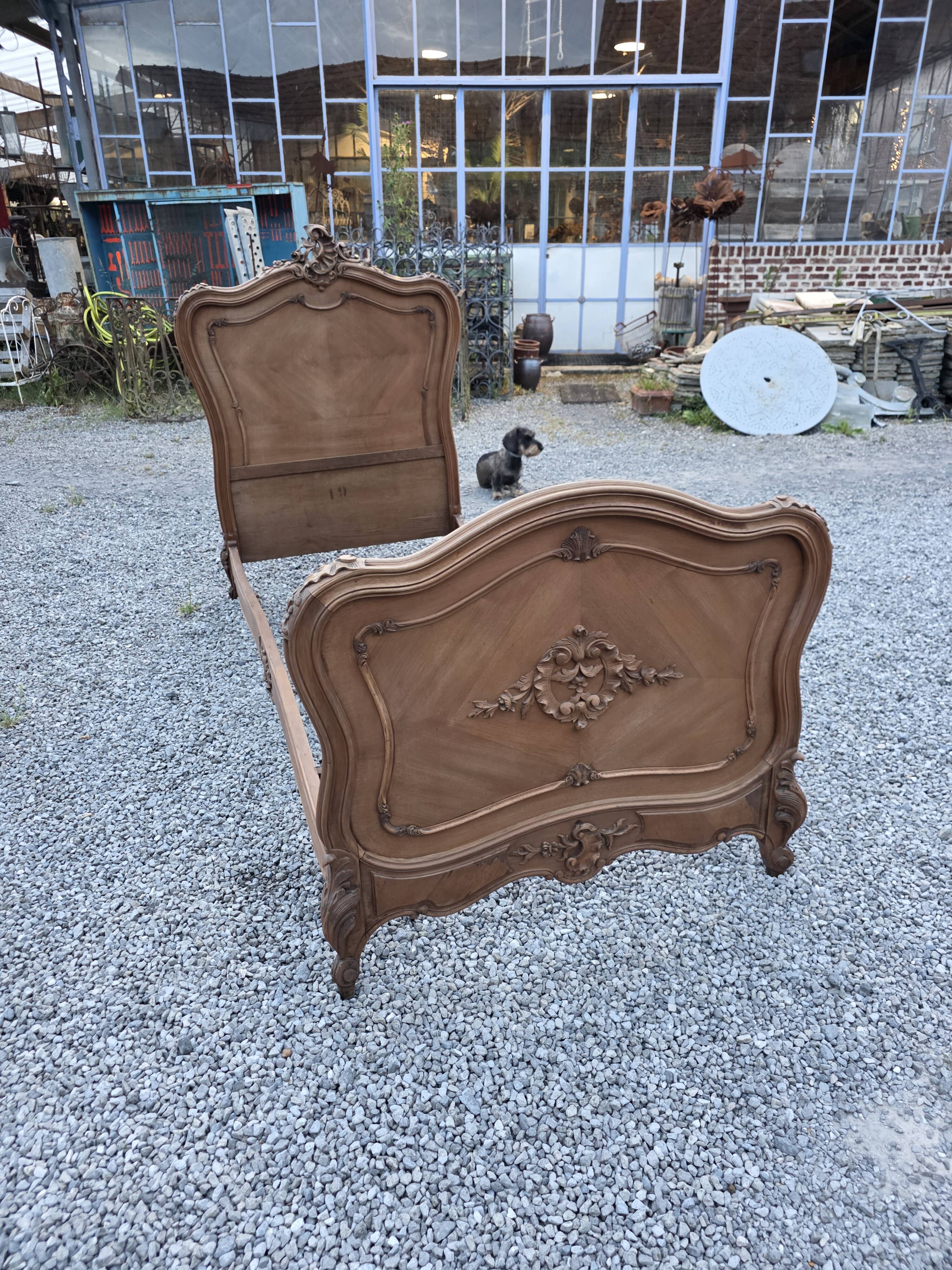 Lit style Louis XV en noyer (1 personne)