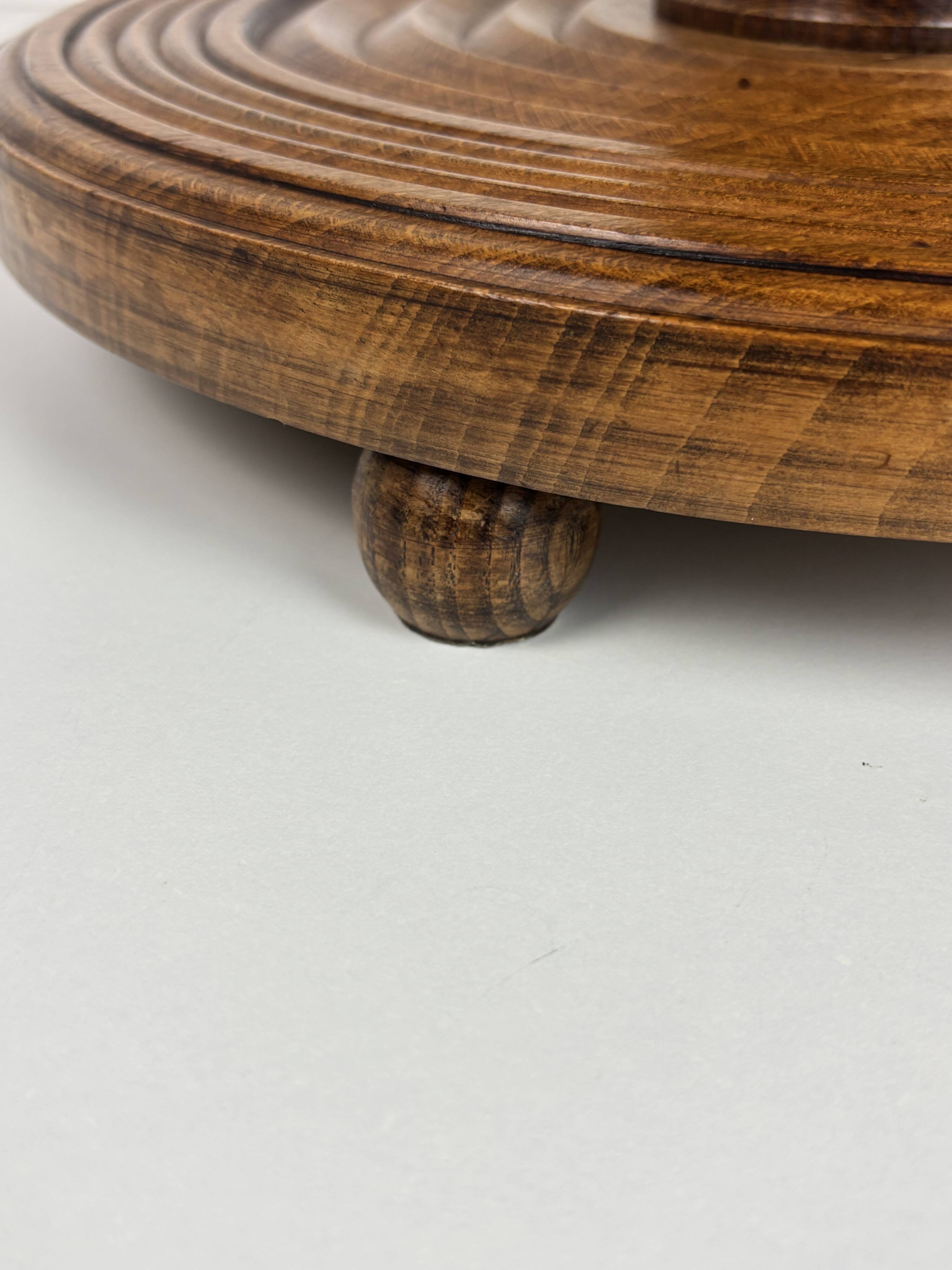 Table d'appoint brutaliste en bois tourné avec pressoir à vin
