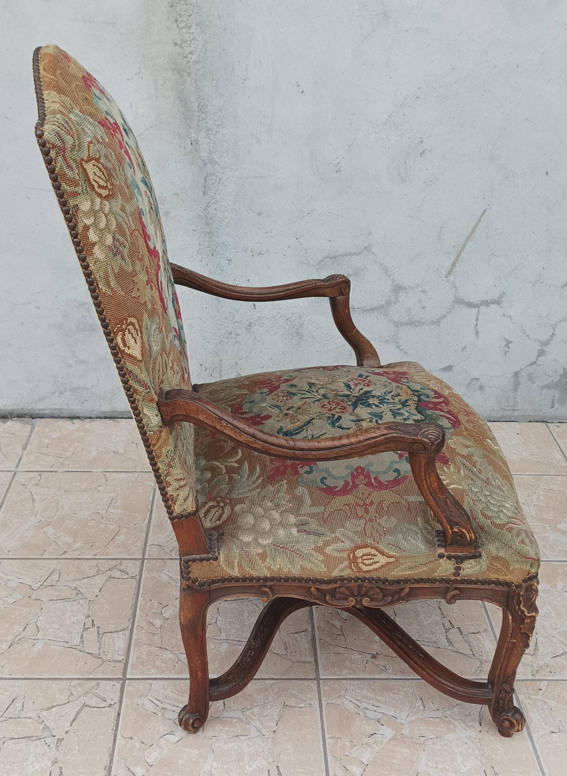 Paire de fauteuils Régence en noyer sculpté