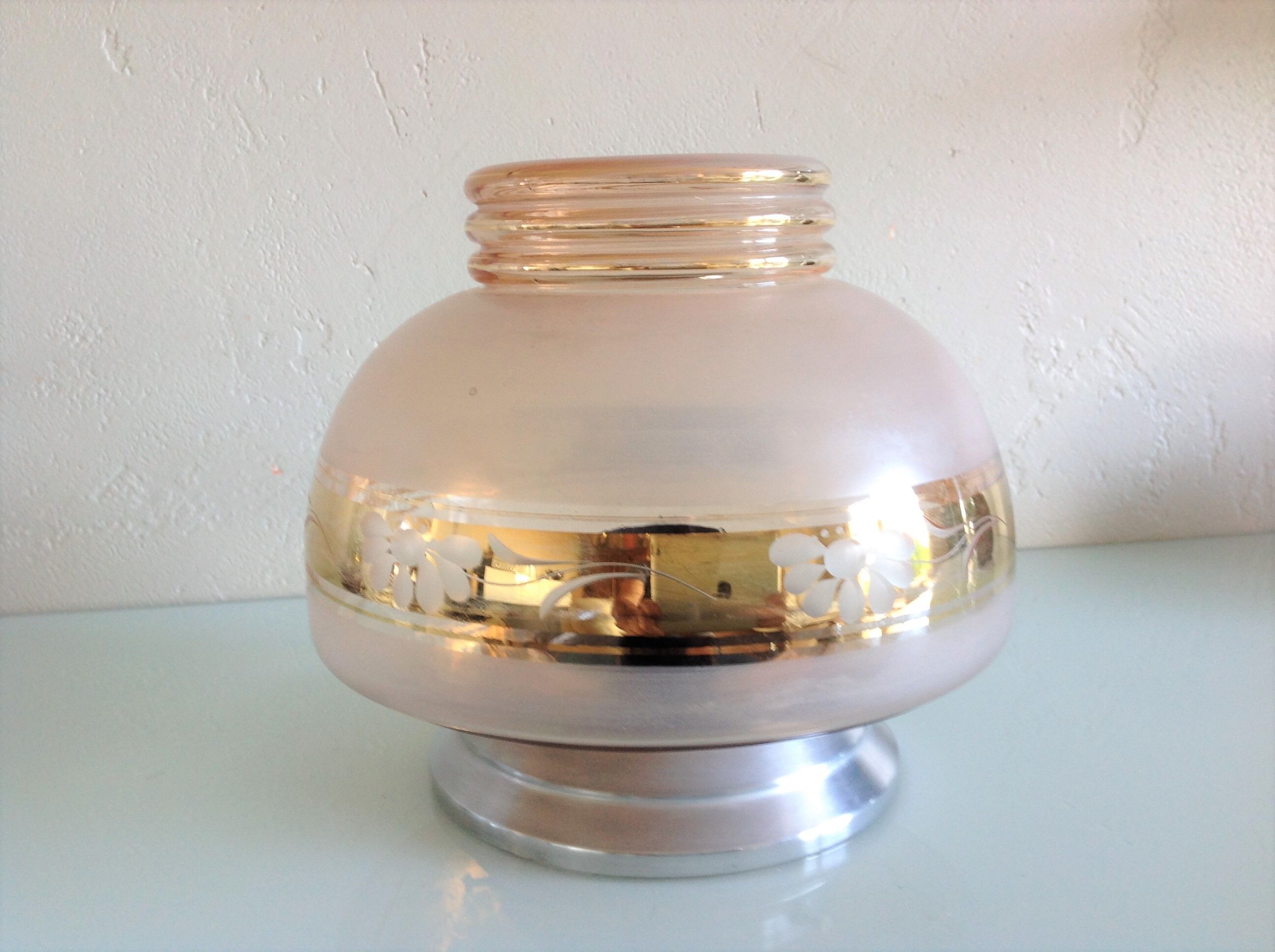 Plafoonier globe in pink frosted glass art deco style