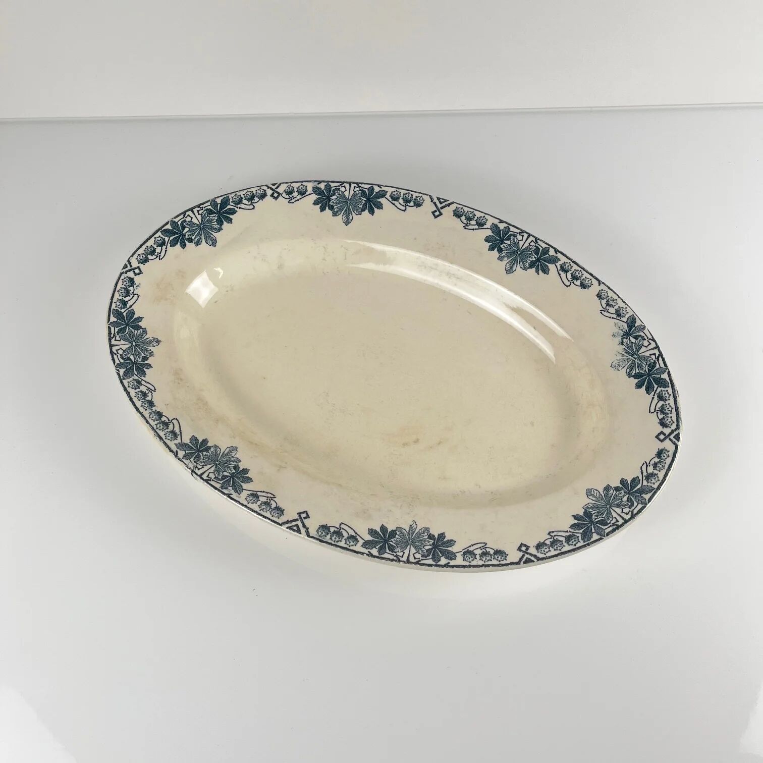Plat ovale modèle "Tunis" par Longwy, fin XIXe siècle
