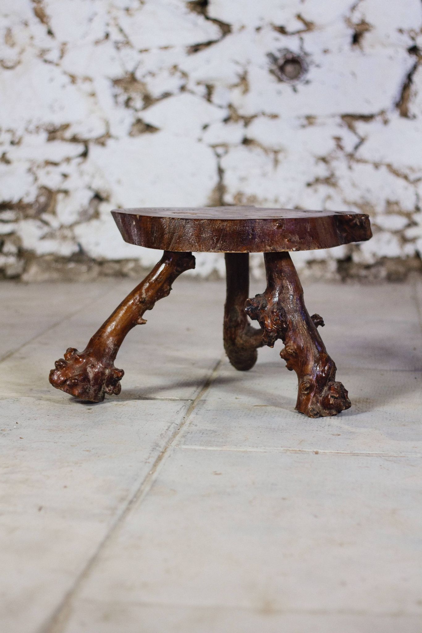 Table d'appoint tripode bois massif brutaliste