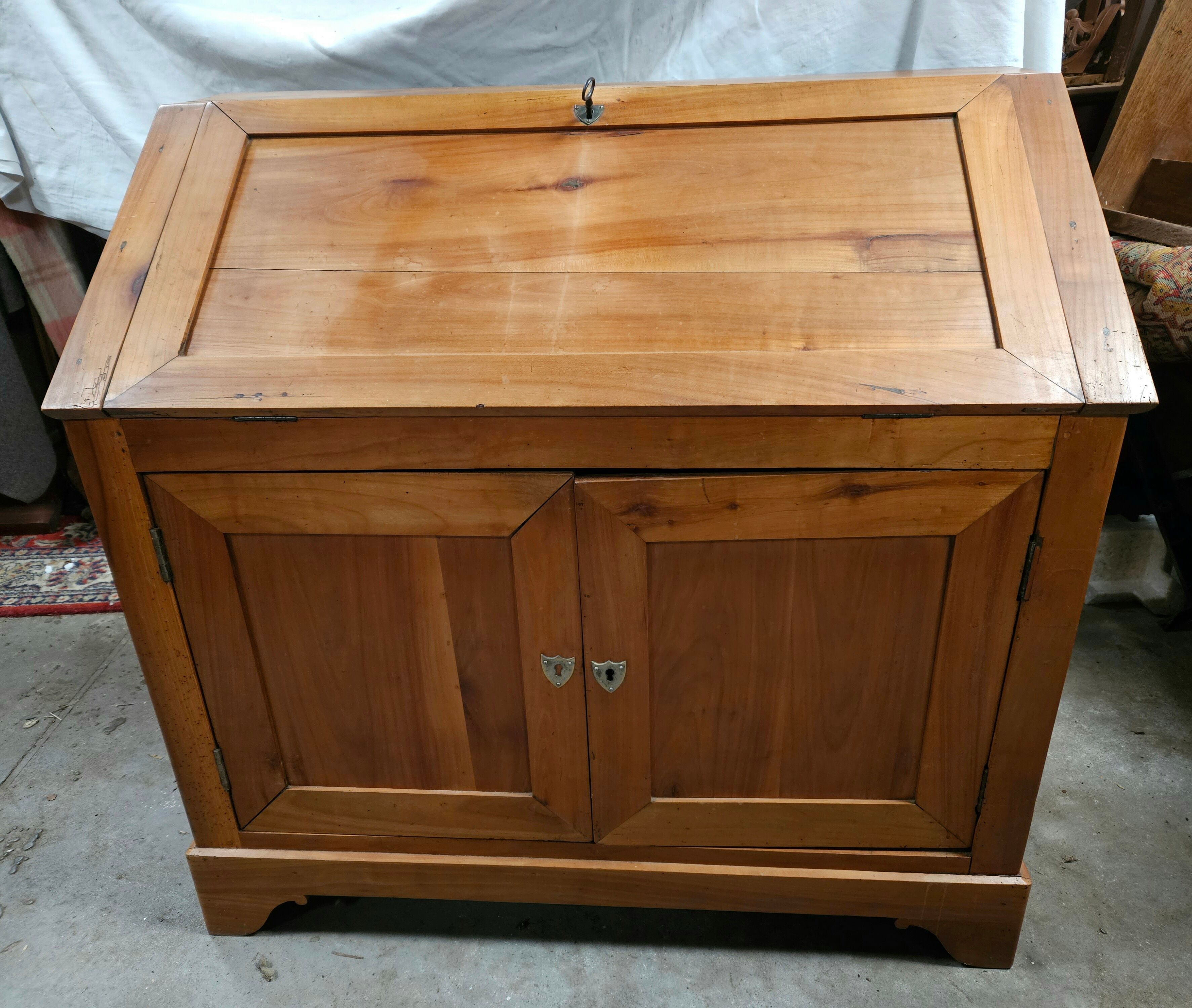 Slope desk in blond cherry wood