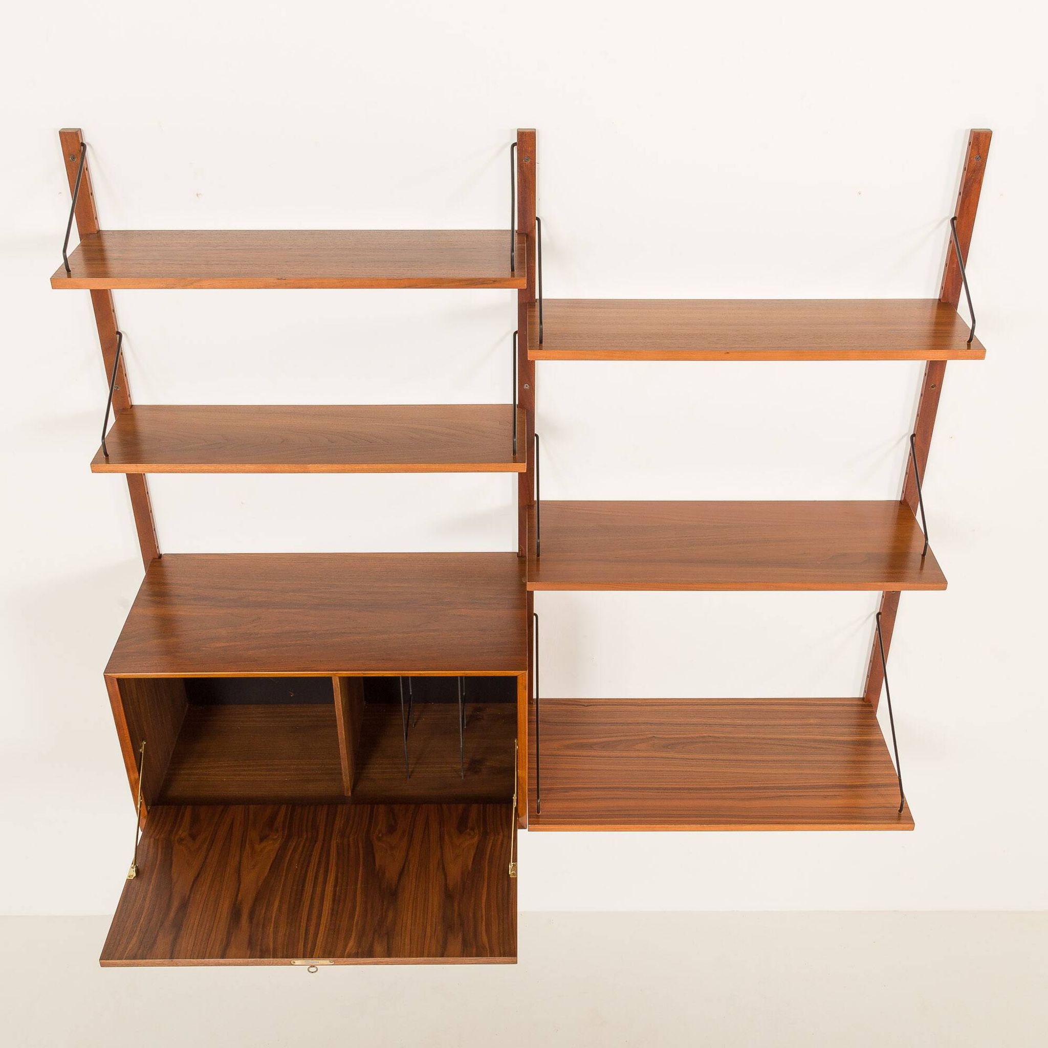 Poul Cadovius shelving unit with a desk in walnut for Cado, 1960s