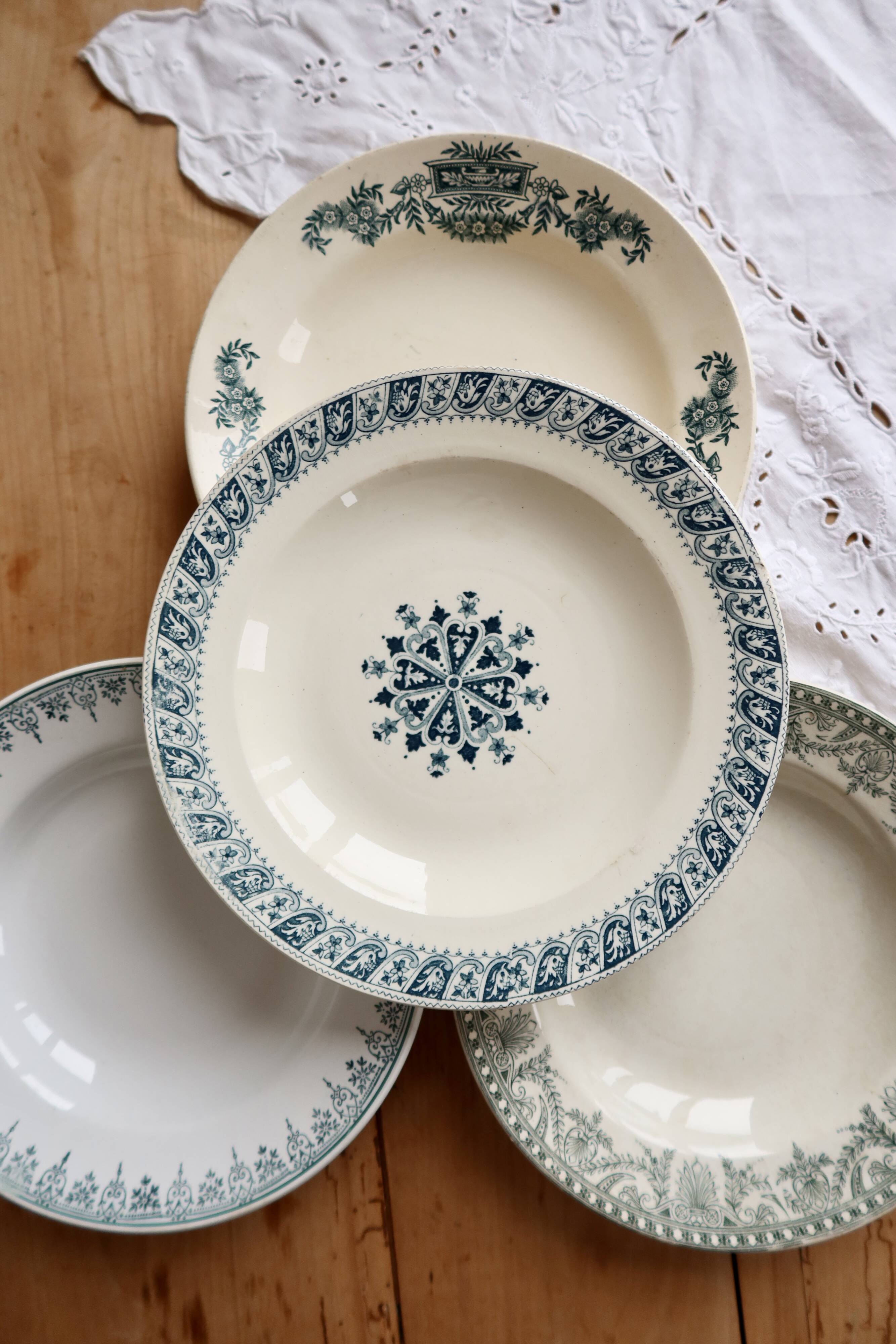 4 assiettes creuses terre de fer dépareillées tons bleu et vert