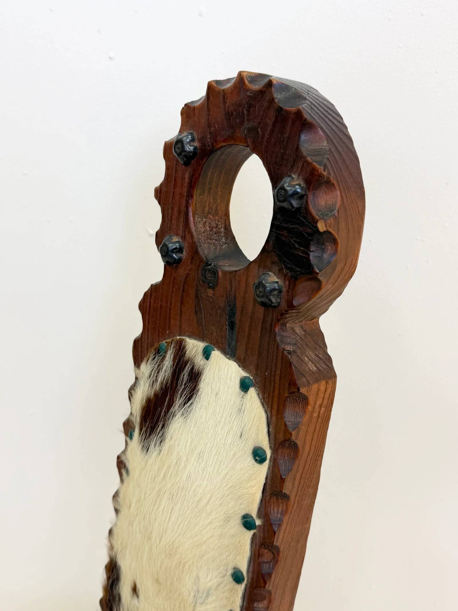 Chaise sculptée en bois et peau — 1950–1970