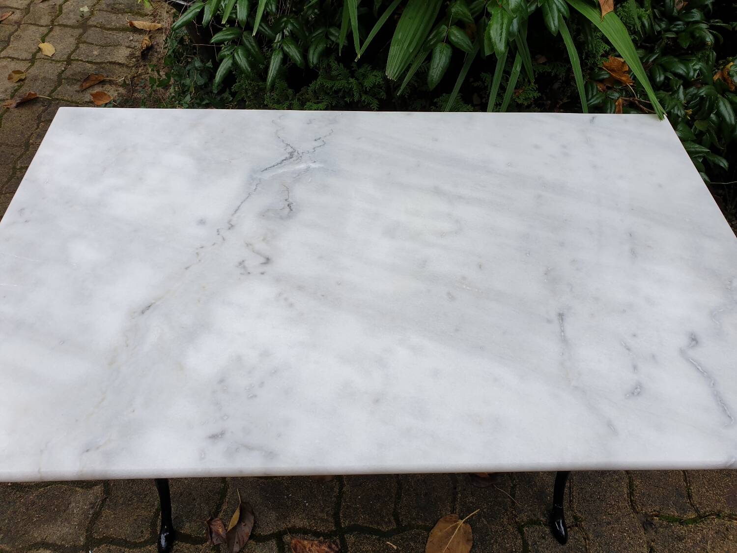 Table bistrot en marbre de carrare et fonte