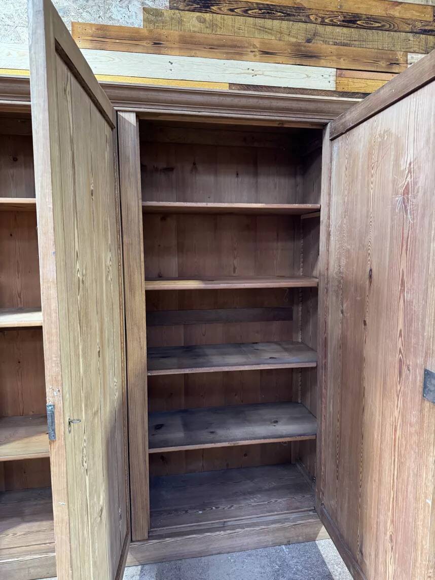 Large workshop wardrobe in pitch pine - Early 20th century