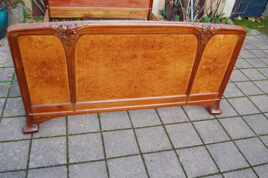 Art Nouveau period bed in mahogany and elm burl from the 1900s