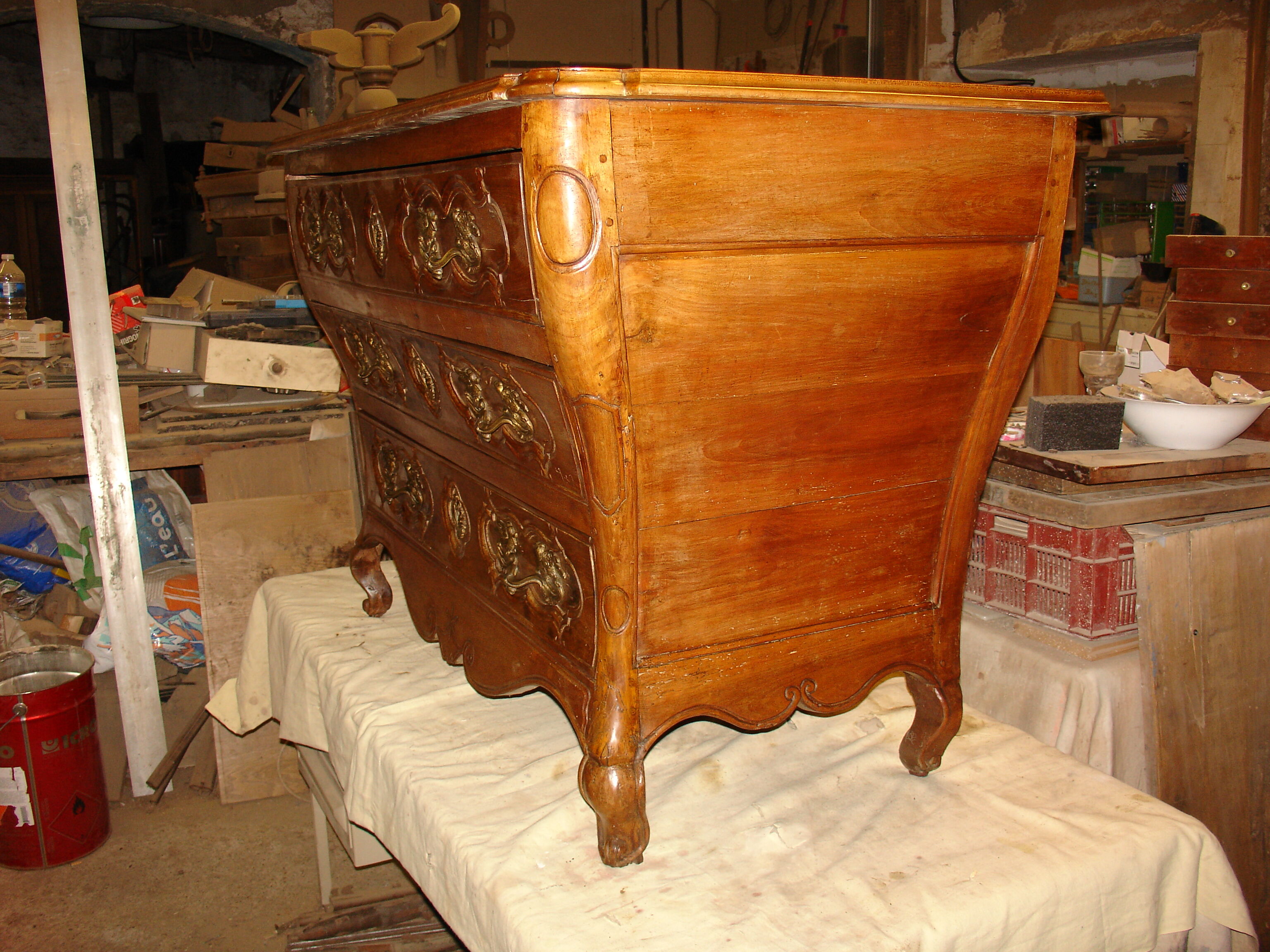 Commode dite "Tombeau" époque Régence de la fin du XVII siècle en merisier massif