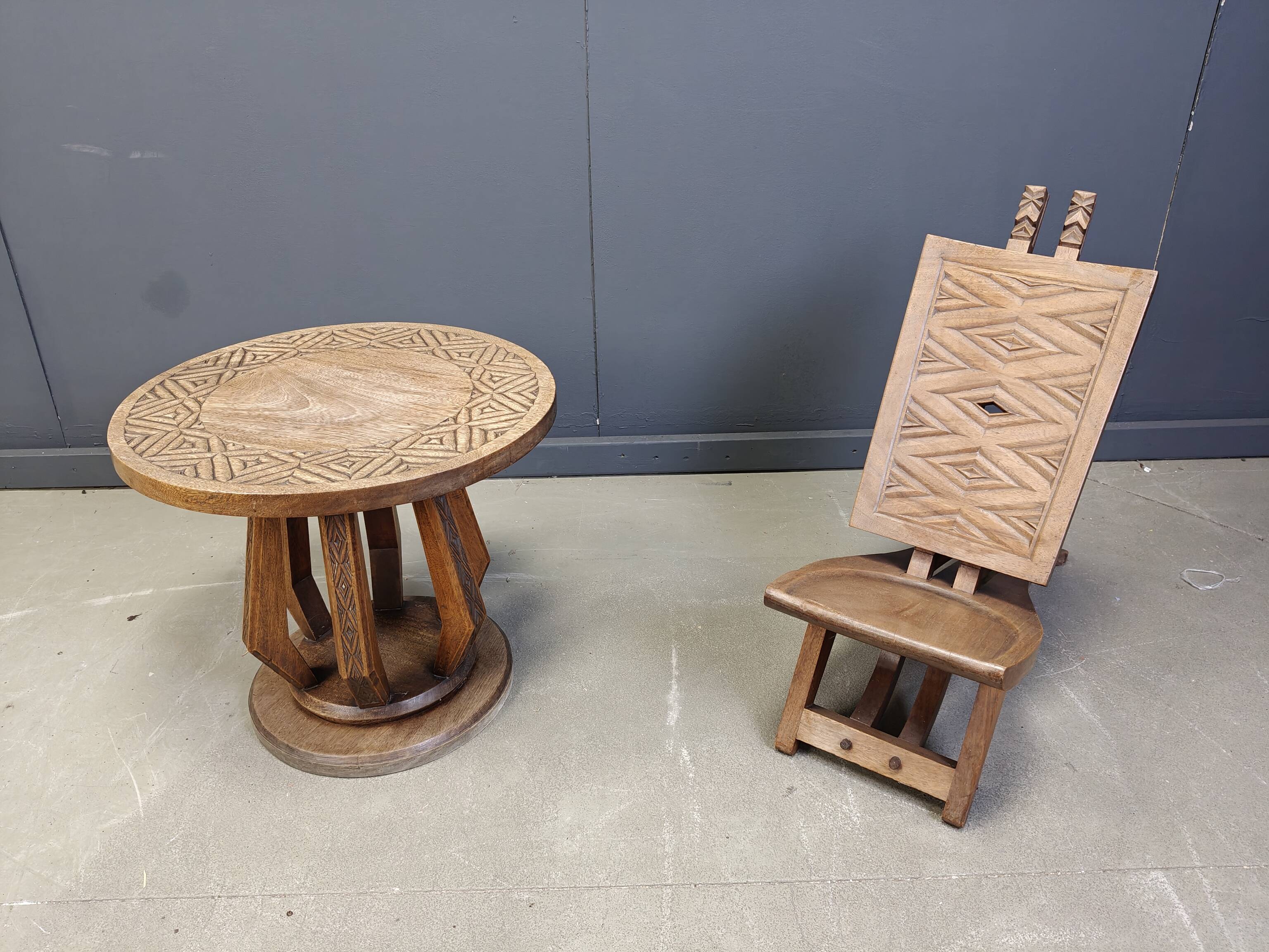 Fauteuil de chef cérémoniel africain avec table, en bois sculpté à la main, années 1960