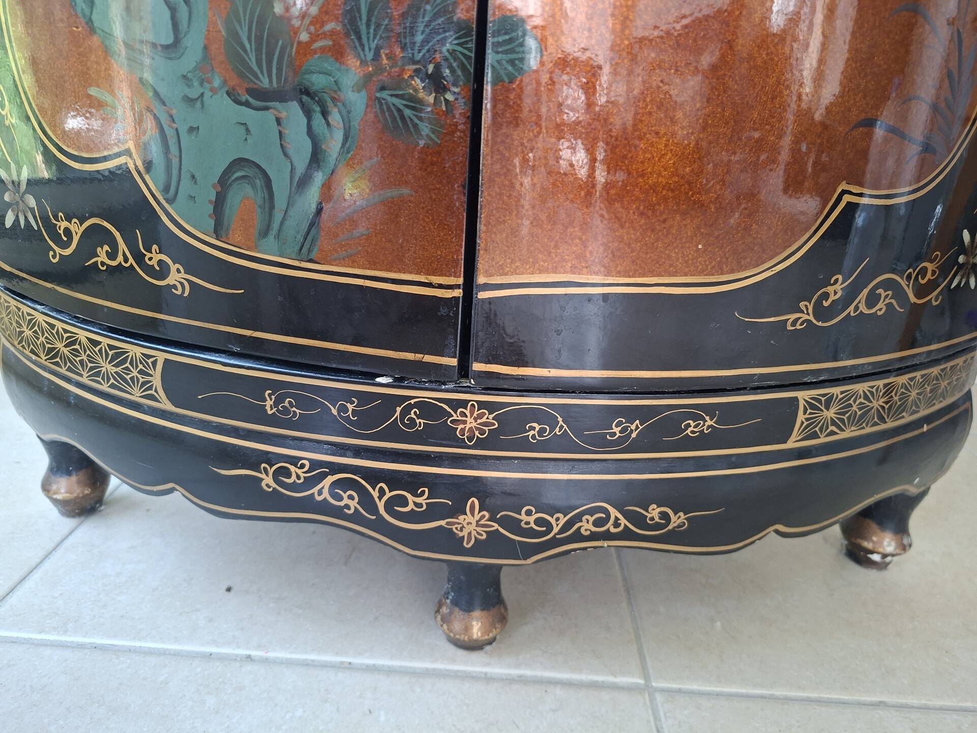 Meuble d'angle en bois laqué et peint à la main —  style asiatique