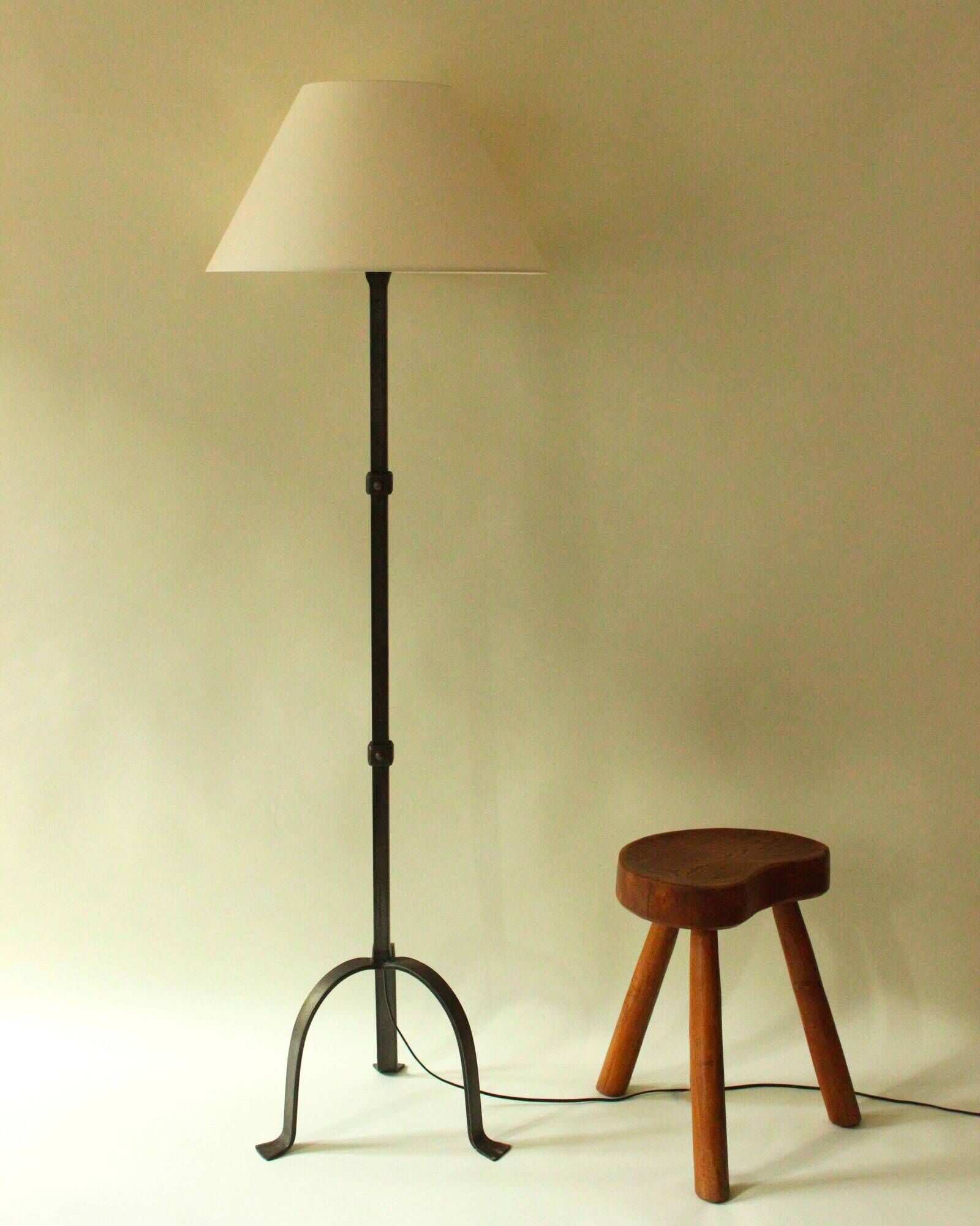 Lampadaire brutaliste en fer forgé dans le goût des Artisans de Marolles