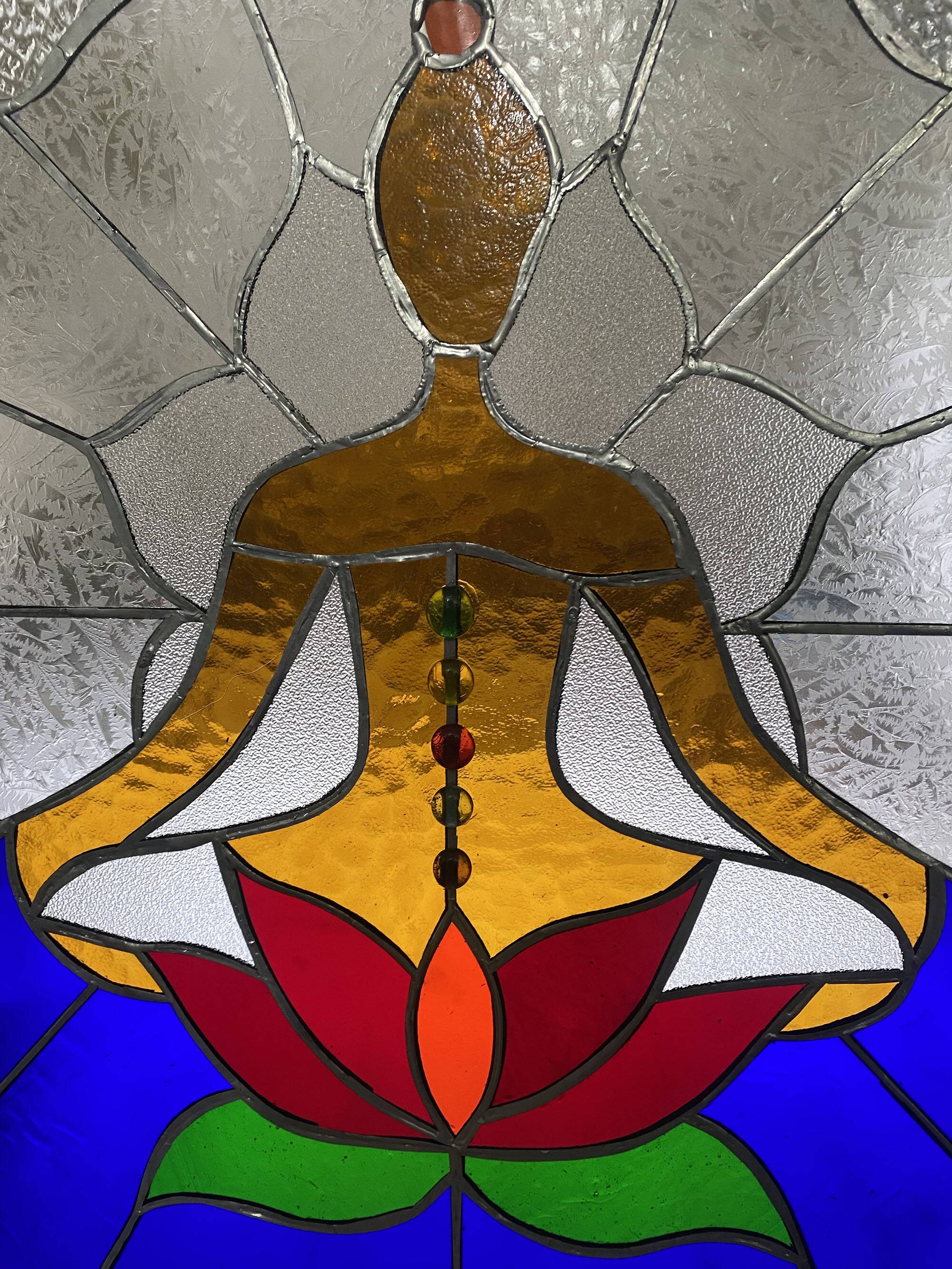 Vitrail décoratif Femme en méditation, Art du yoga en verre coloré, 48 × 66